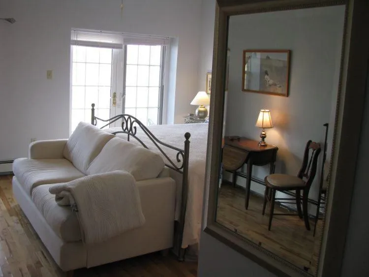 Seating area, Bed in Tulloch Inn & Gifts