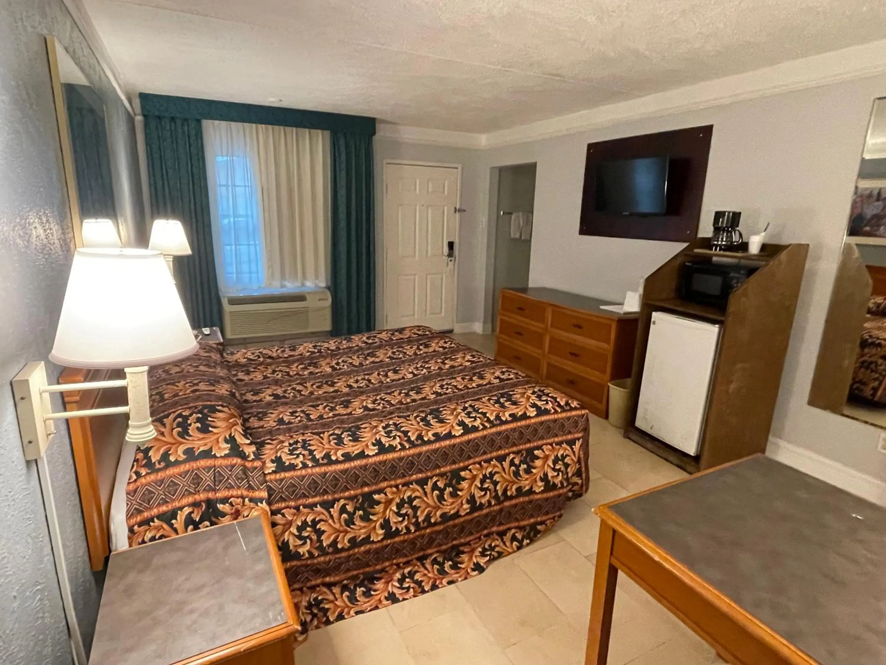 Bed in America's Inn Houston