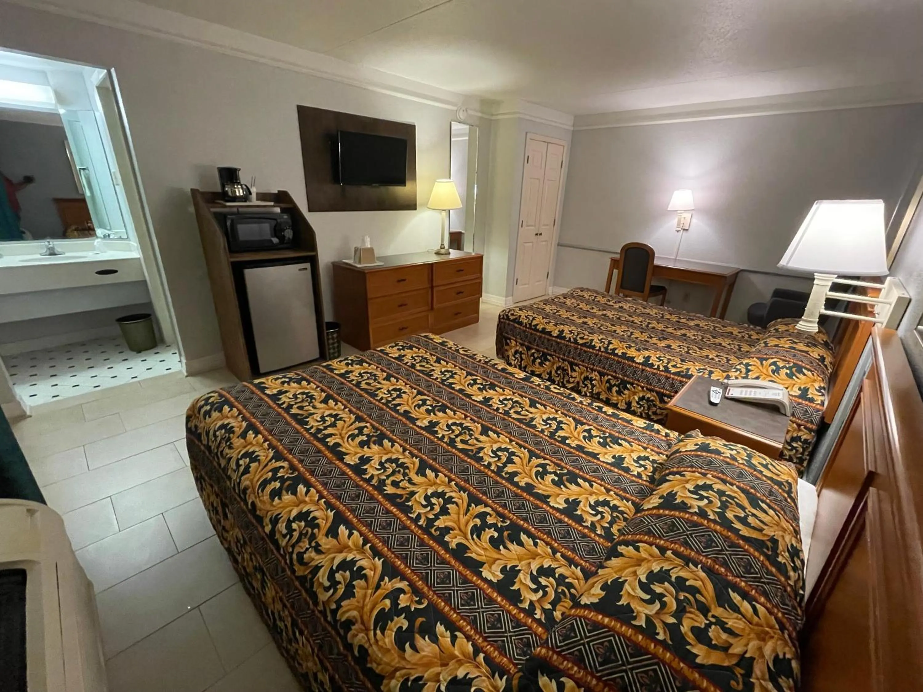 Bed in America's Inn Houston