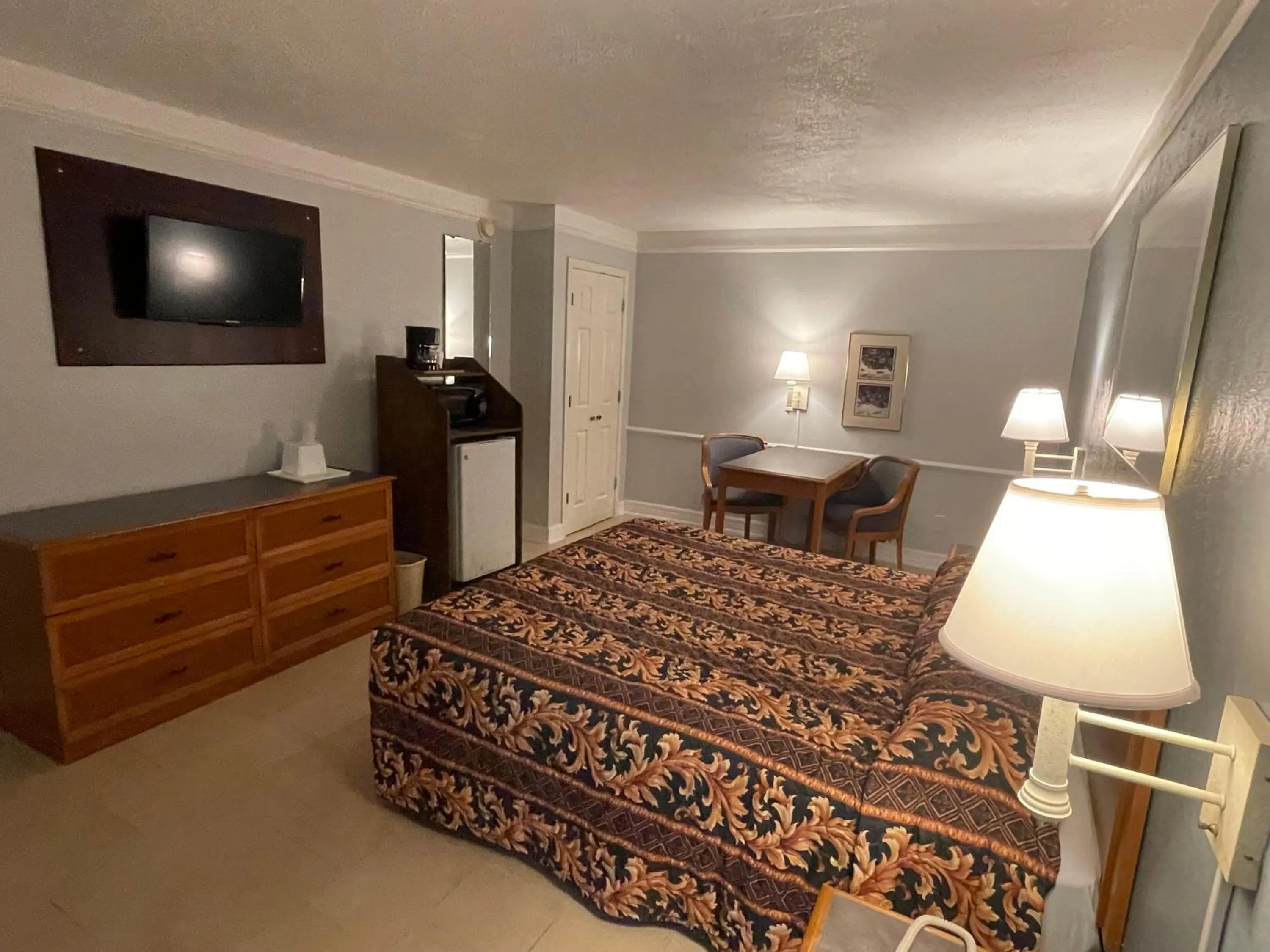 Bed in America's Inn Houston