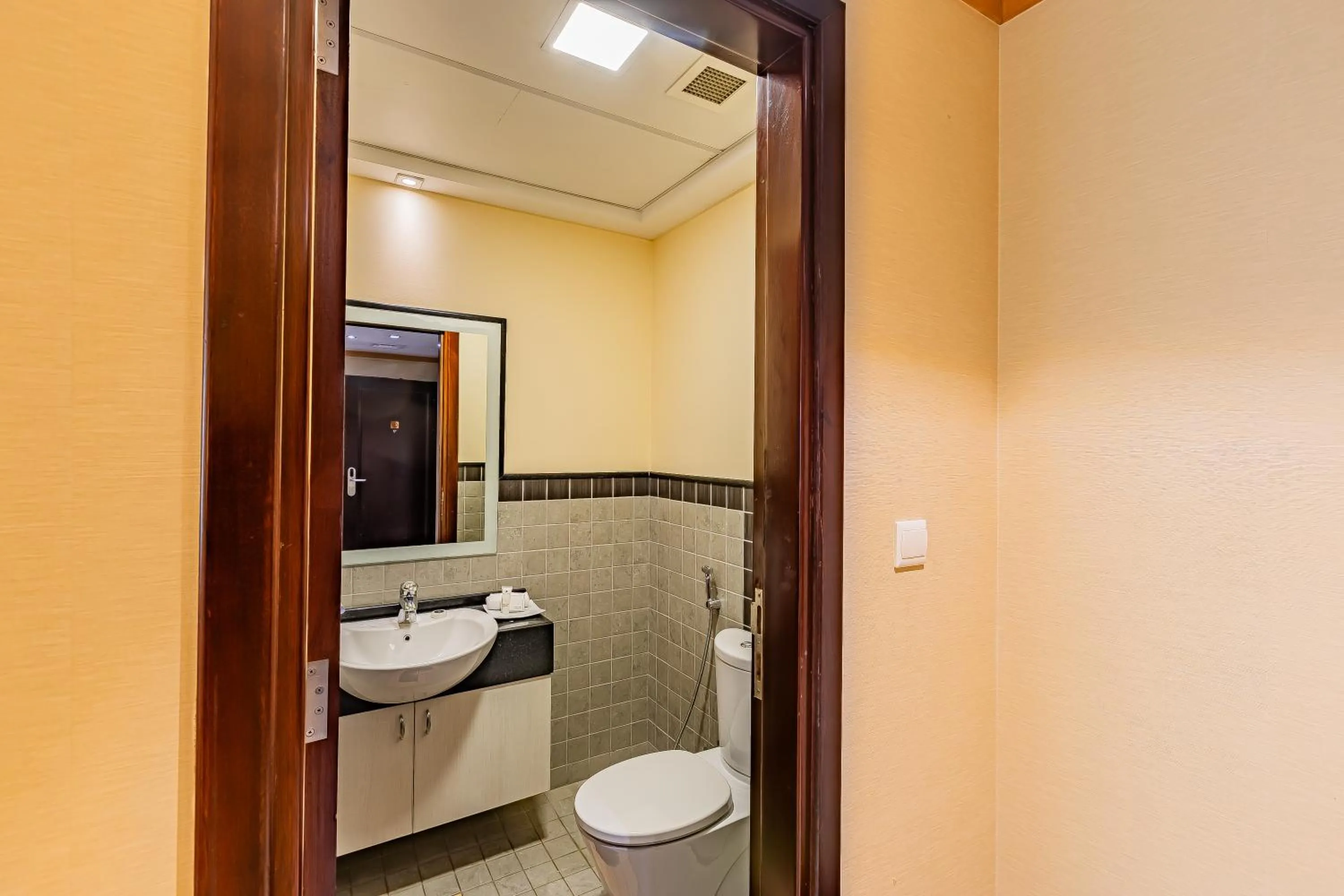 Carlton Downtown Hotel