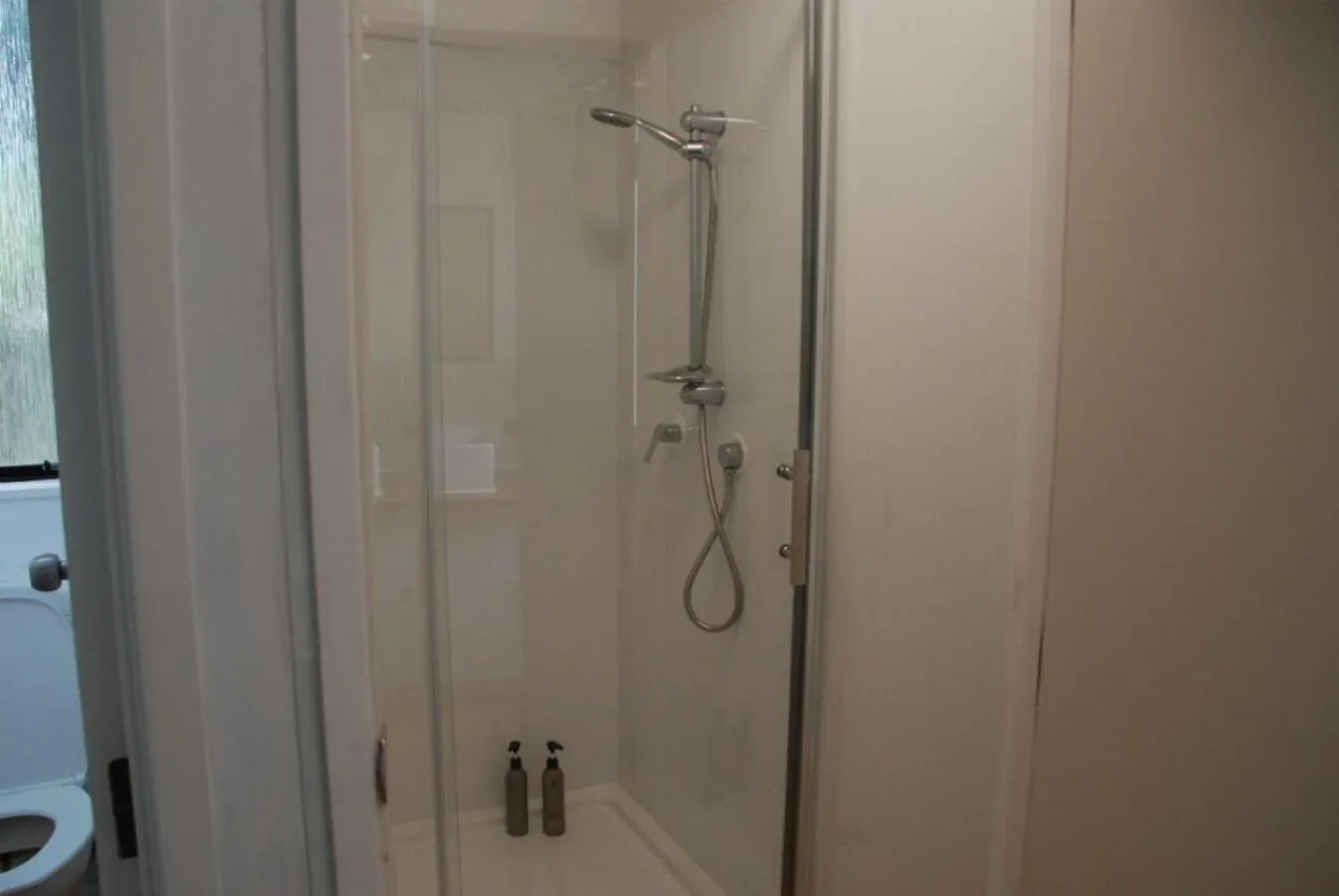 Shower in Aero Auckland Airport