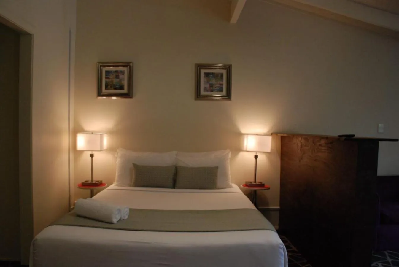 Photo of the whole room, Bed in Aero Auckland Airport