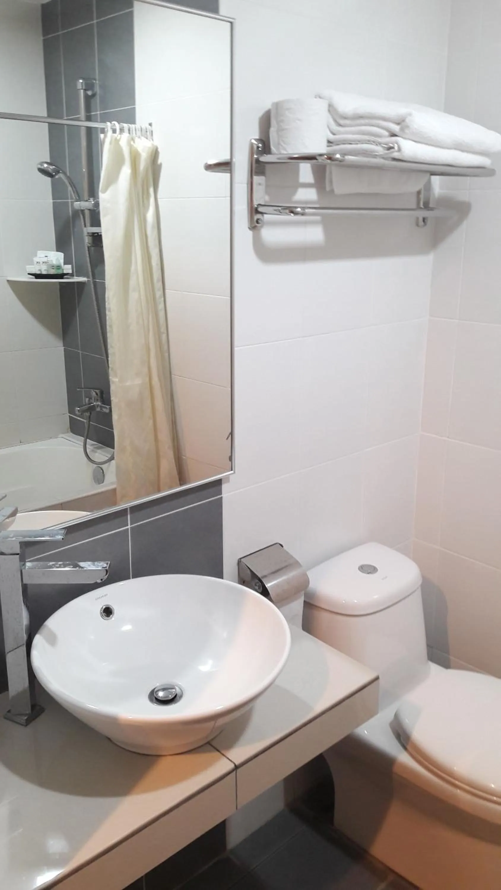 Shower in Cheng Ho Hotel