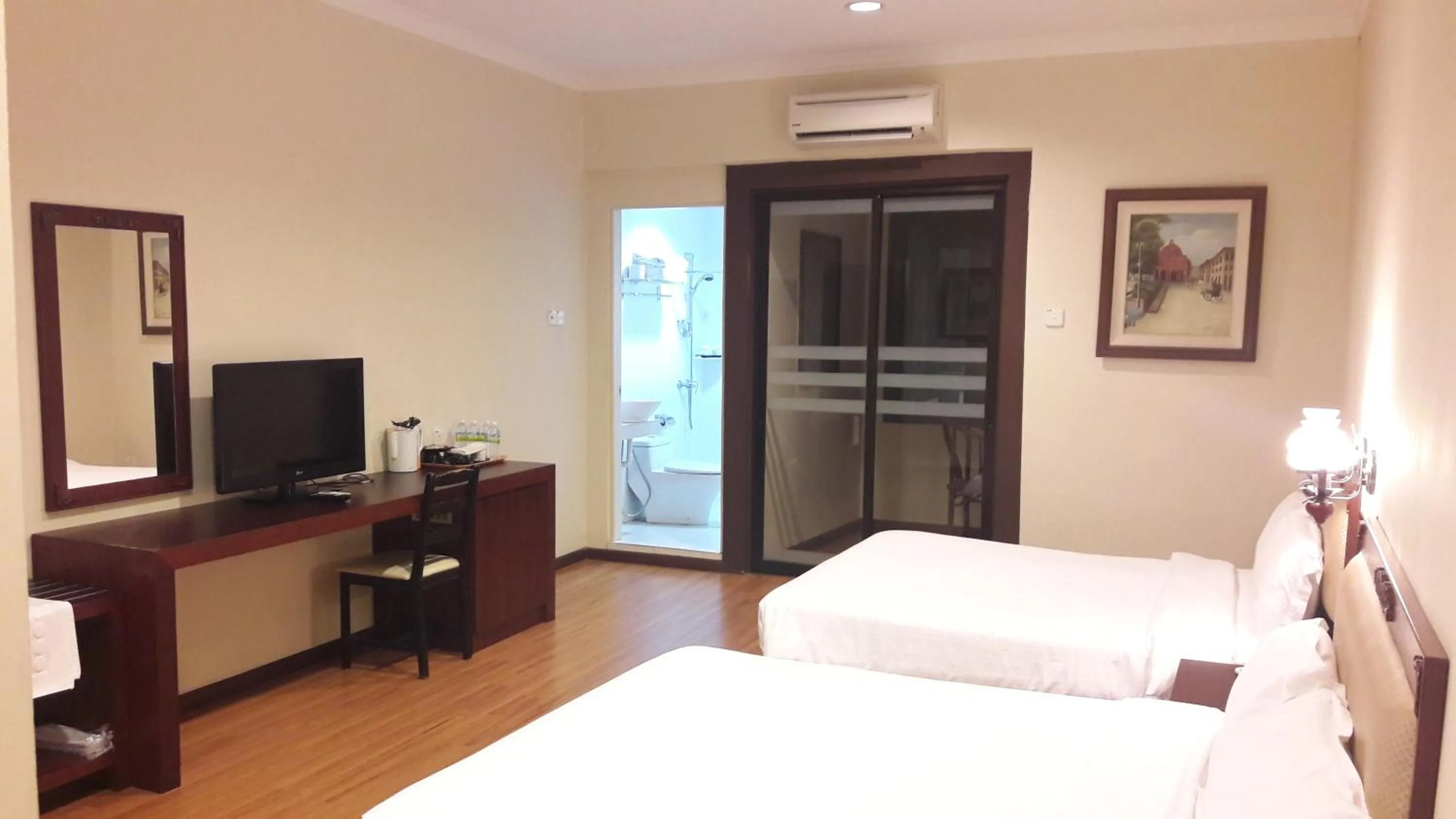 Communal lounge/ TV room, Bed in Cheng Ho Hotel