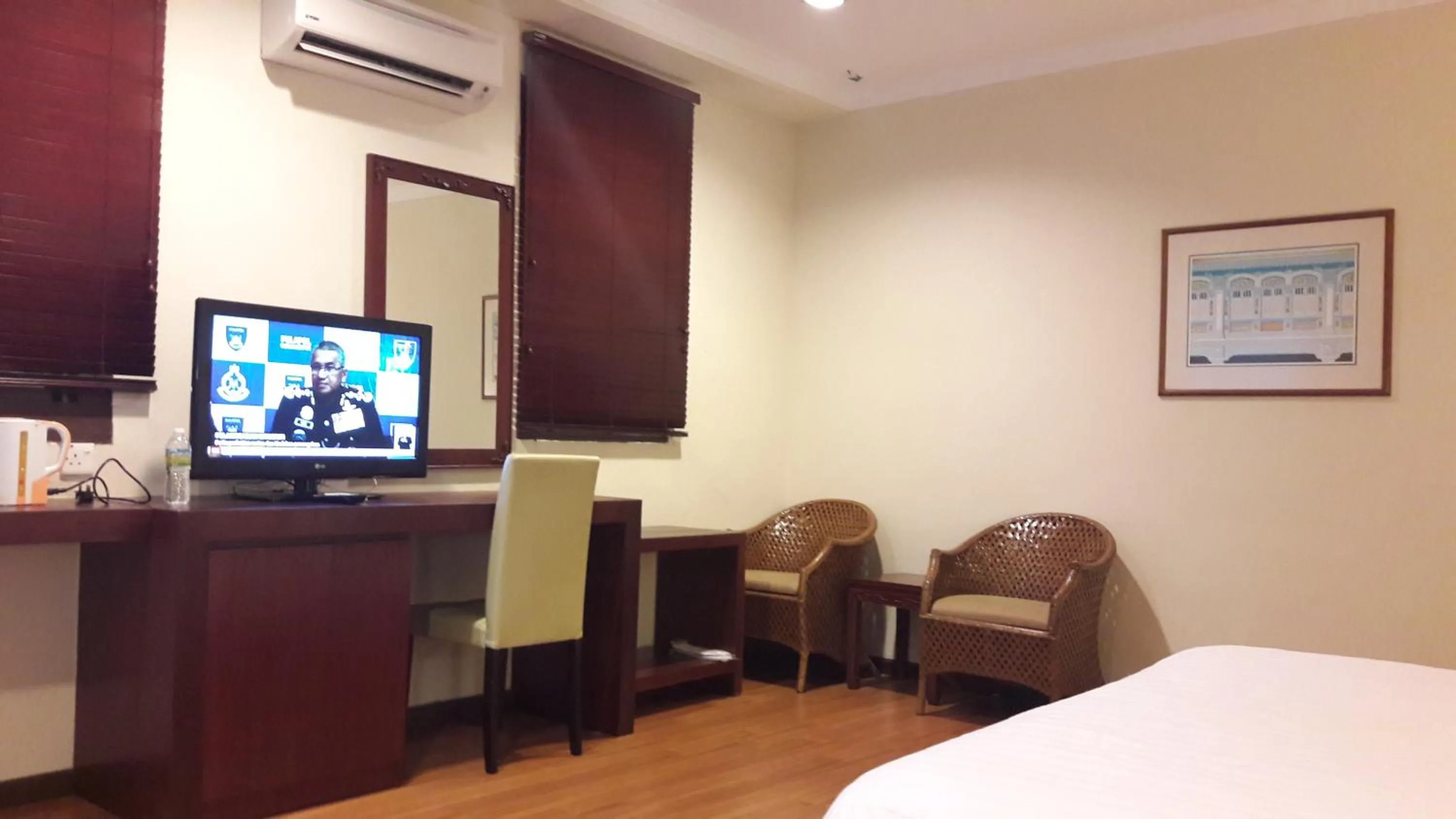 Communal lounge/ TV room, Bed in Cheng Ho Hotel