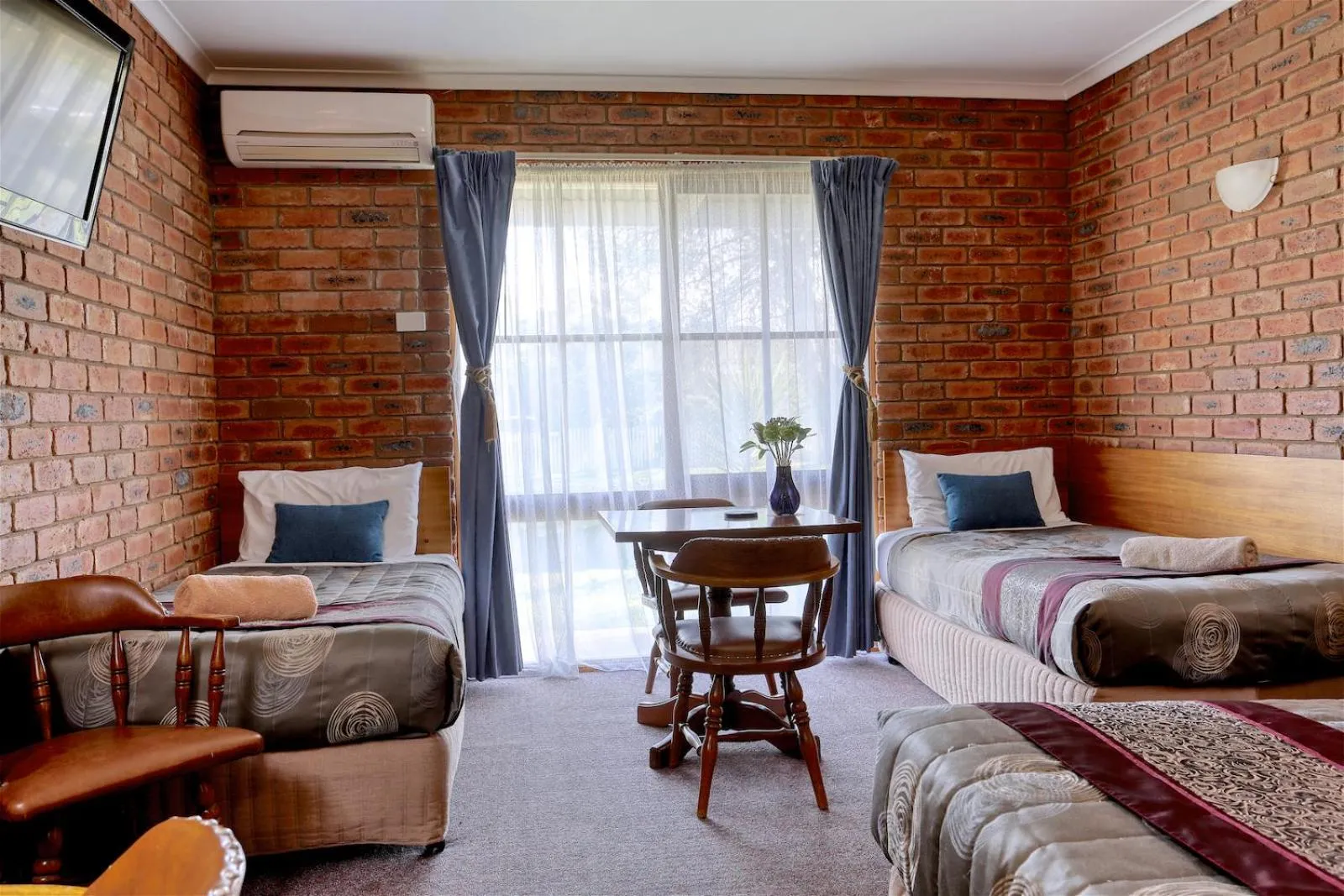 Bed in Jolly Swagman Motor Inn Euroa