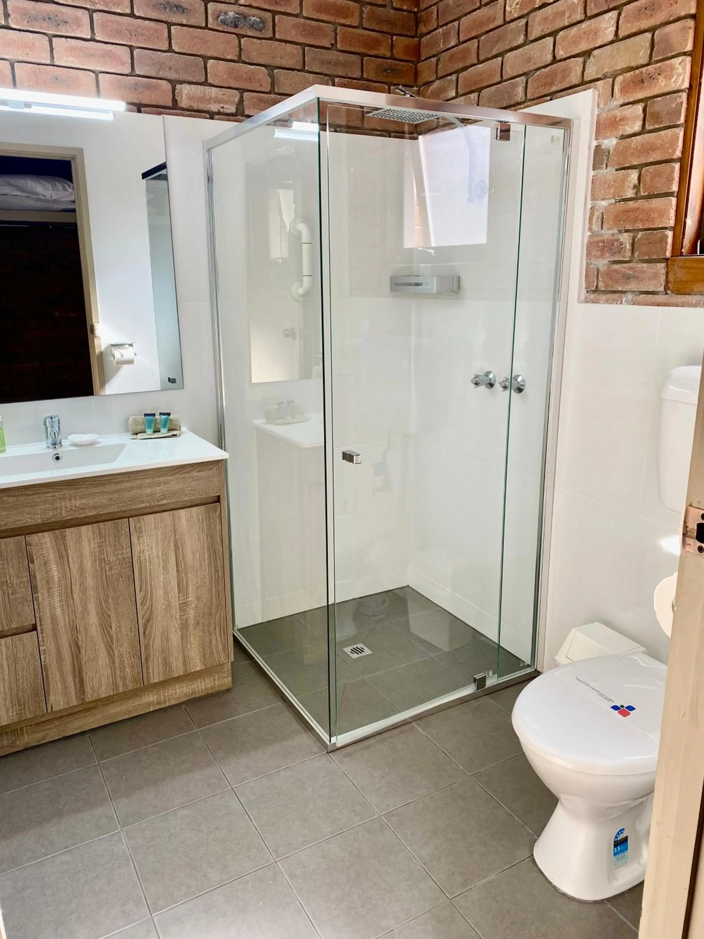 Bathroom in Jolly Swagman Motor Inn Euroa