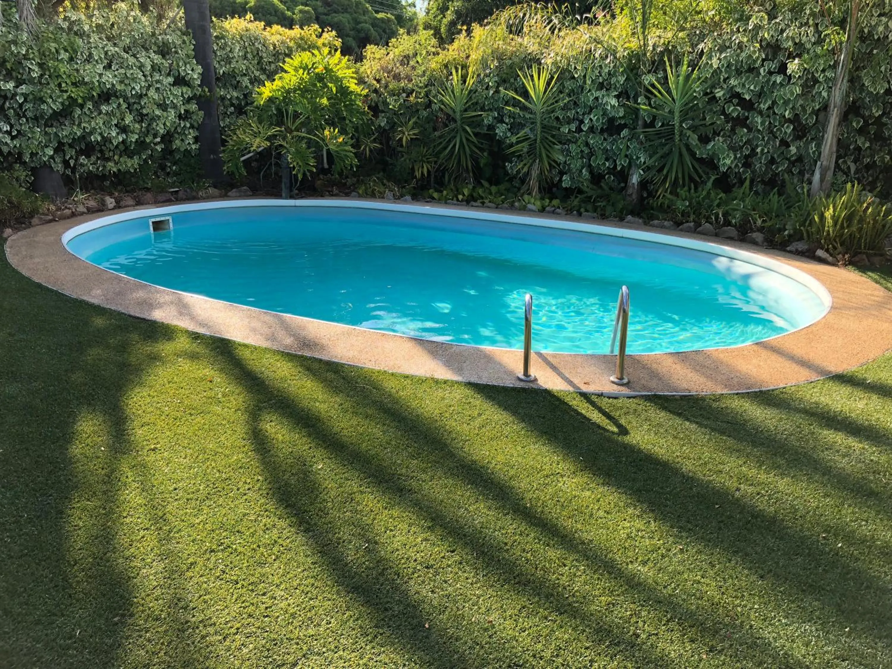 Swimming pool in Jolly Swagman Motor Inn Euroa