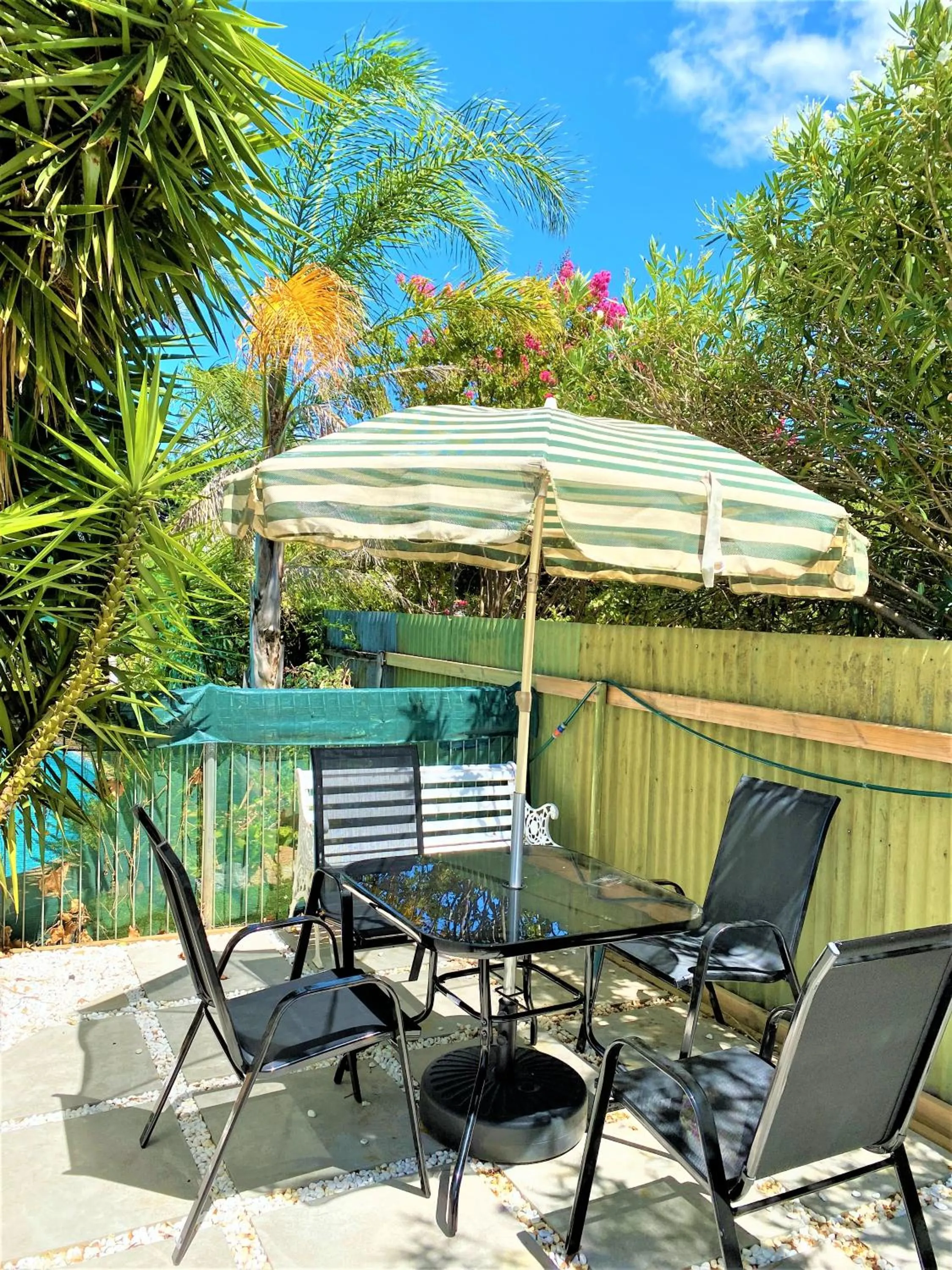 Swimming pool in Jolly Swagman Motor Inn Euroa