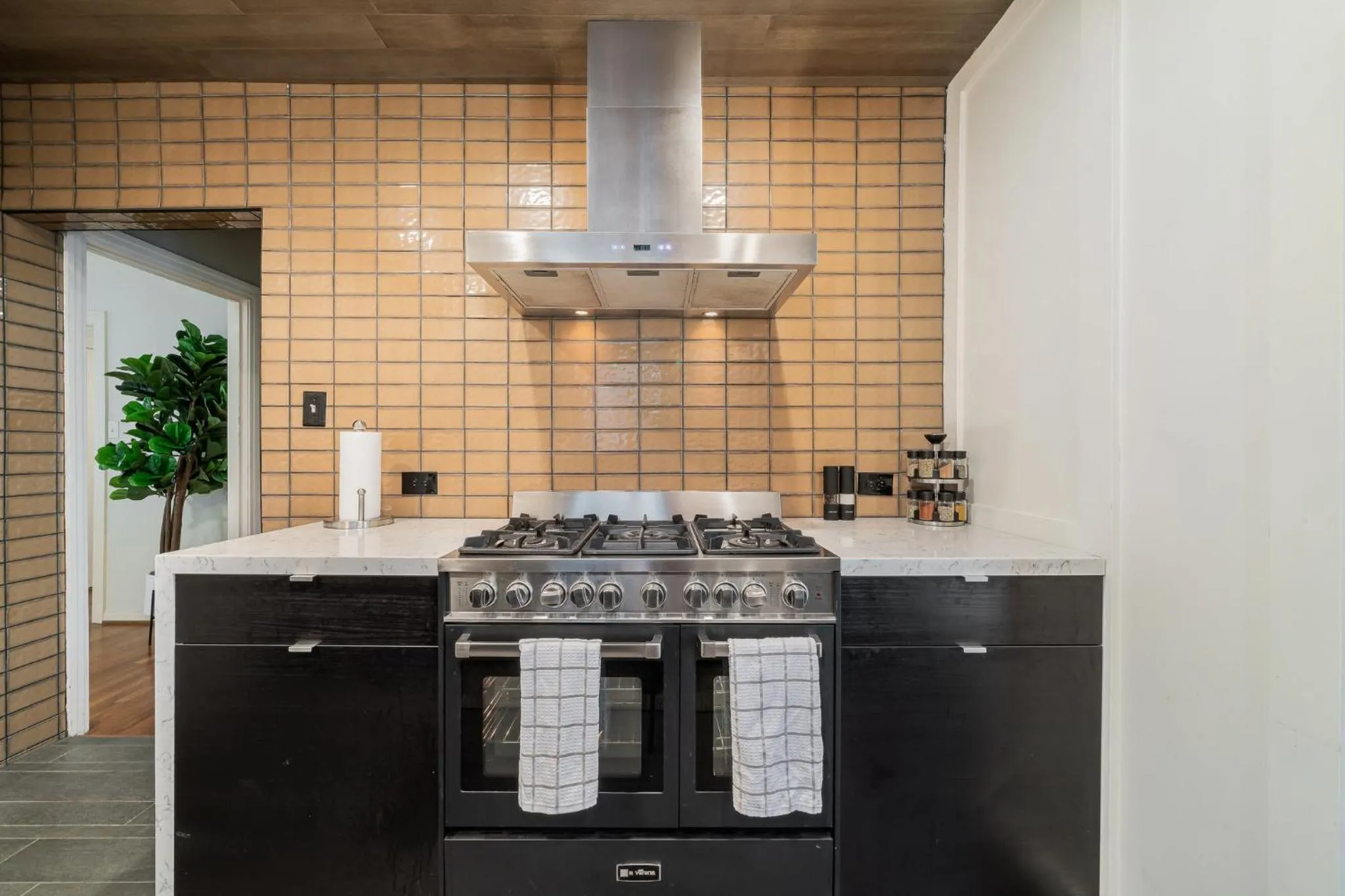 Sunset House - Luxury Pool and Hot Tub Retreat