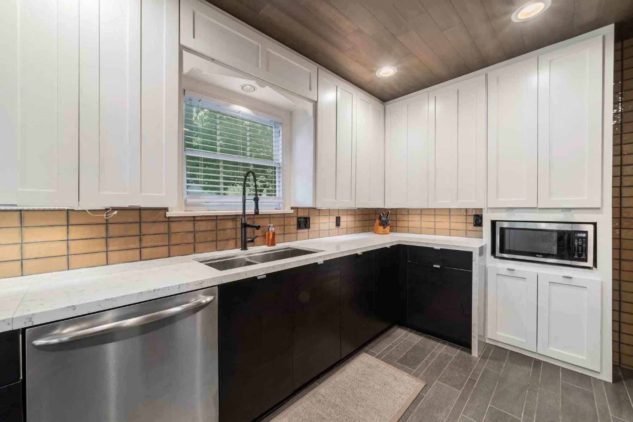 Sunset House - Luxury Pool and Hot Tub Retreat