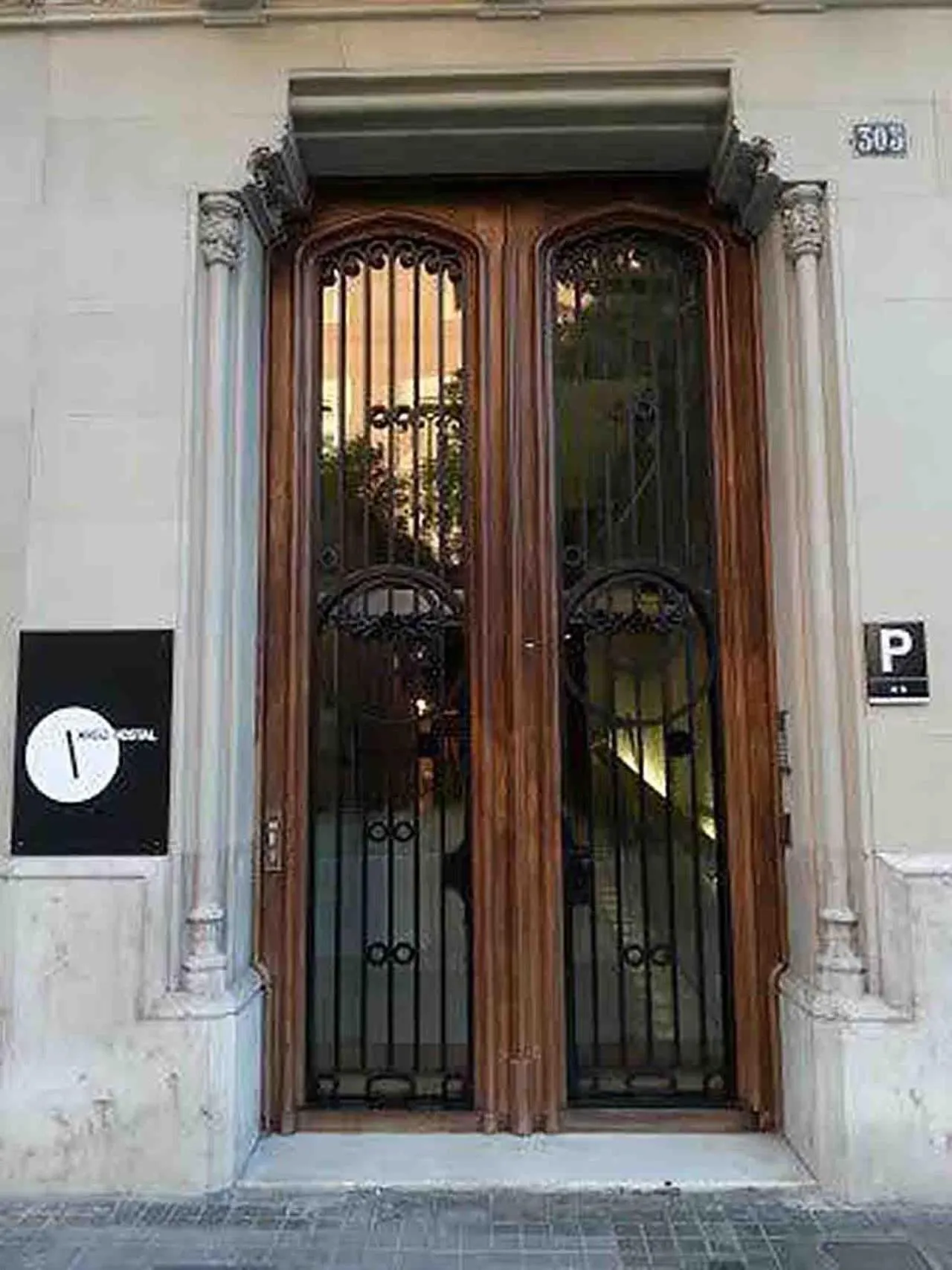 Facade/entrance in Hostal Argo