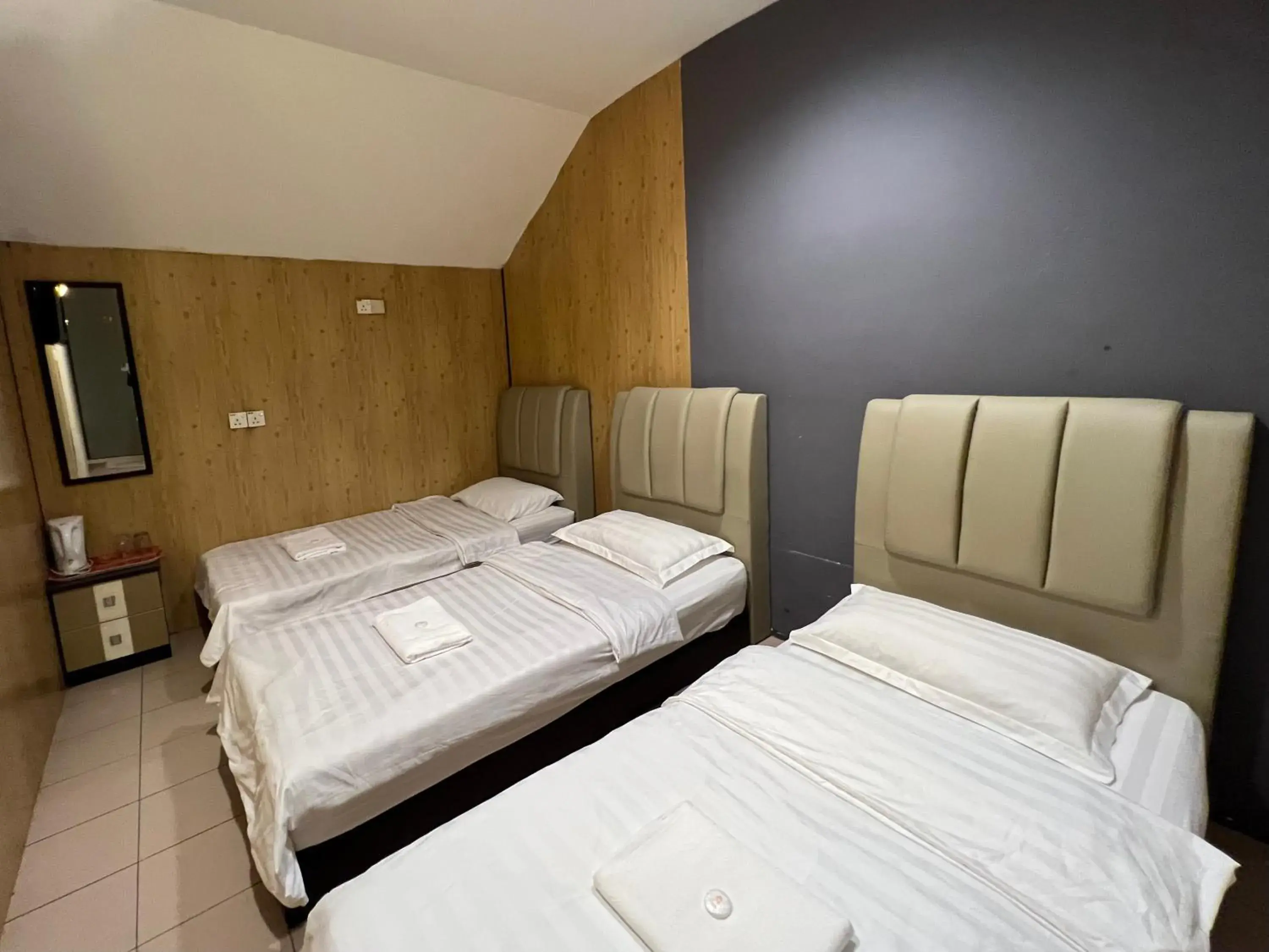 Triple Room with Private Bathroom in Pekan Budget Hotel Triple Room with Private Bathroom in Pekan Budget Hotel