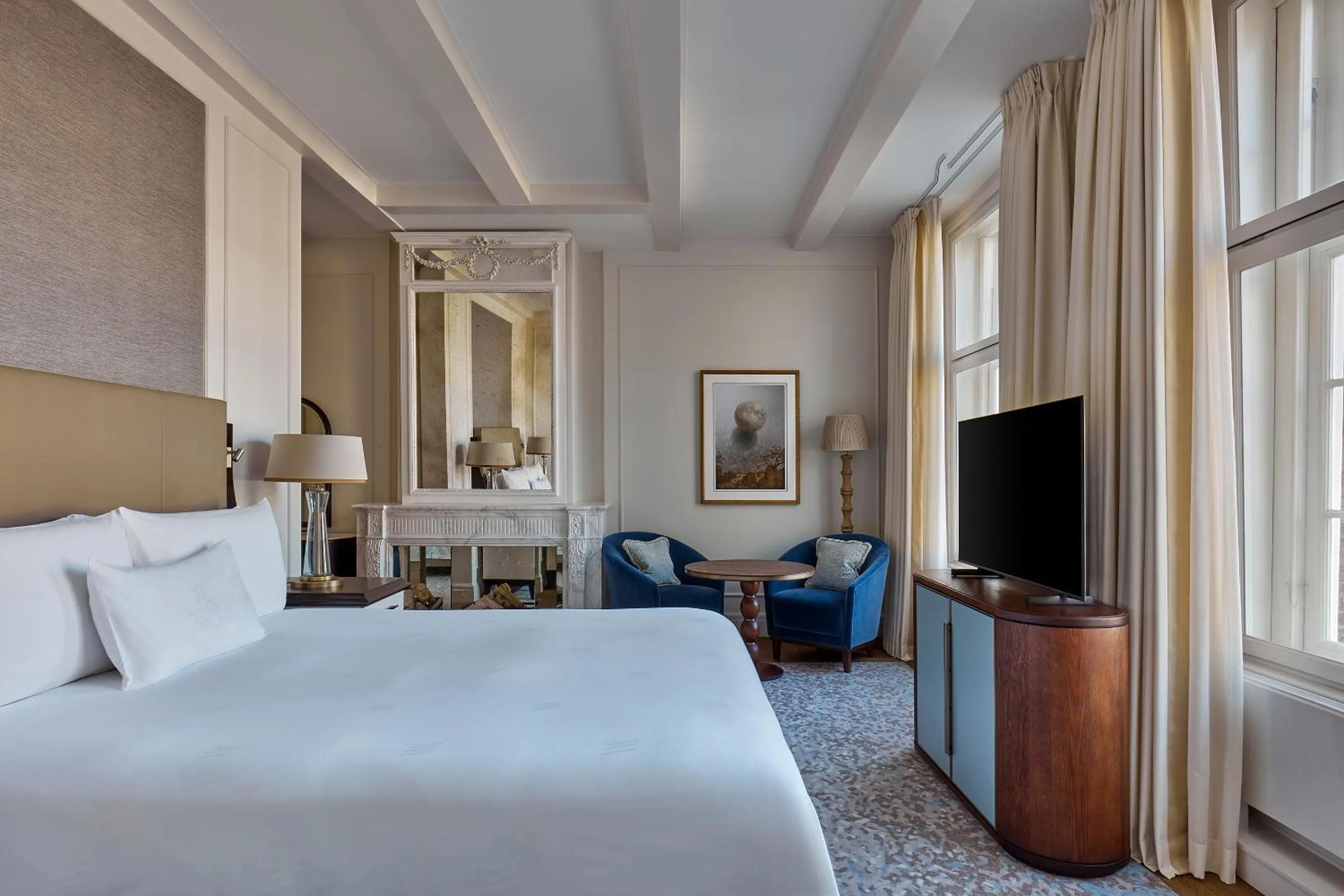 Communal lounge/ TV room, Bed in Waldorf Astoria Amsterdam