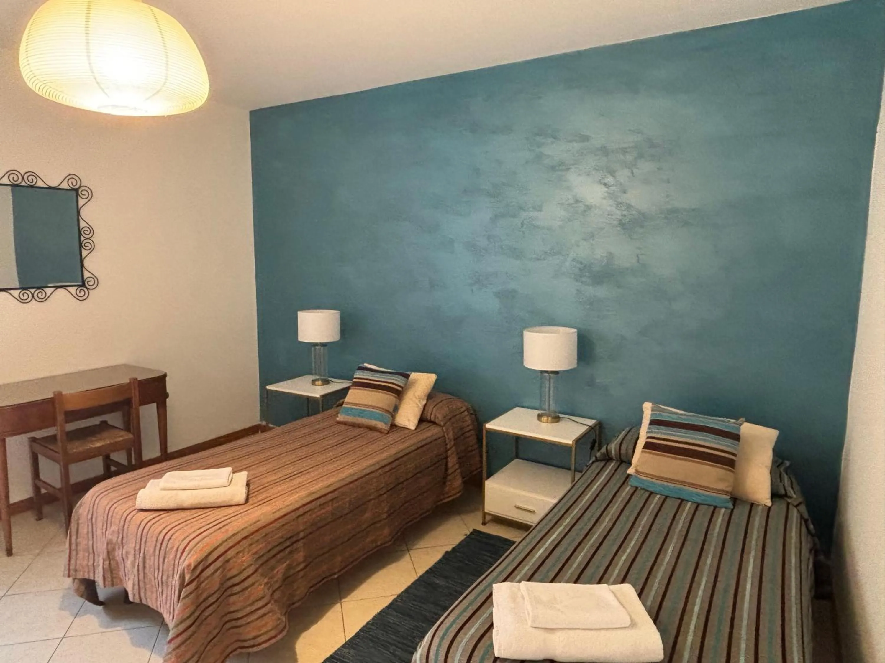 Photo of the whole room, Bed in Ali