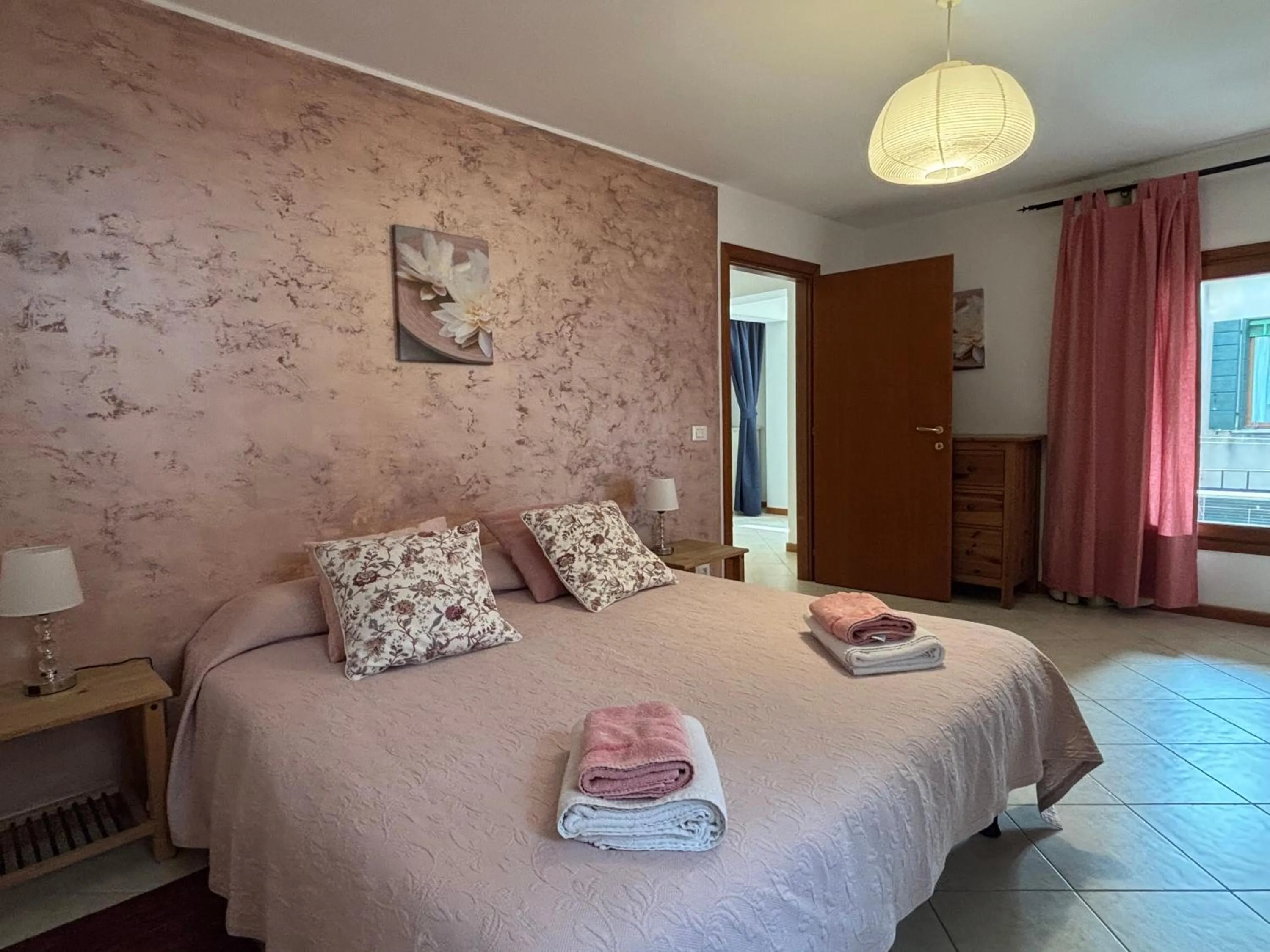 Photo of the whole room, Bed in Ali