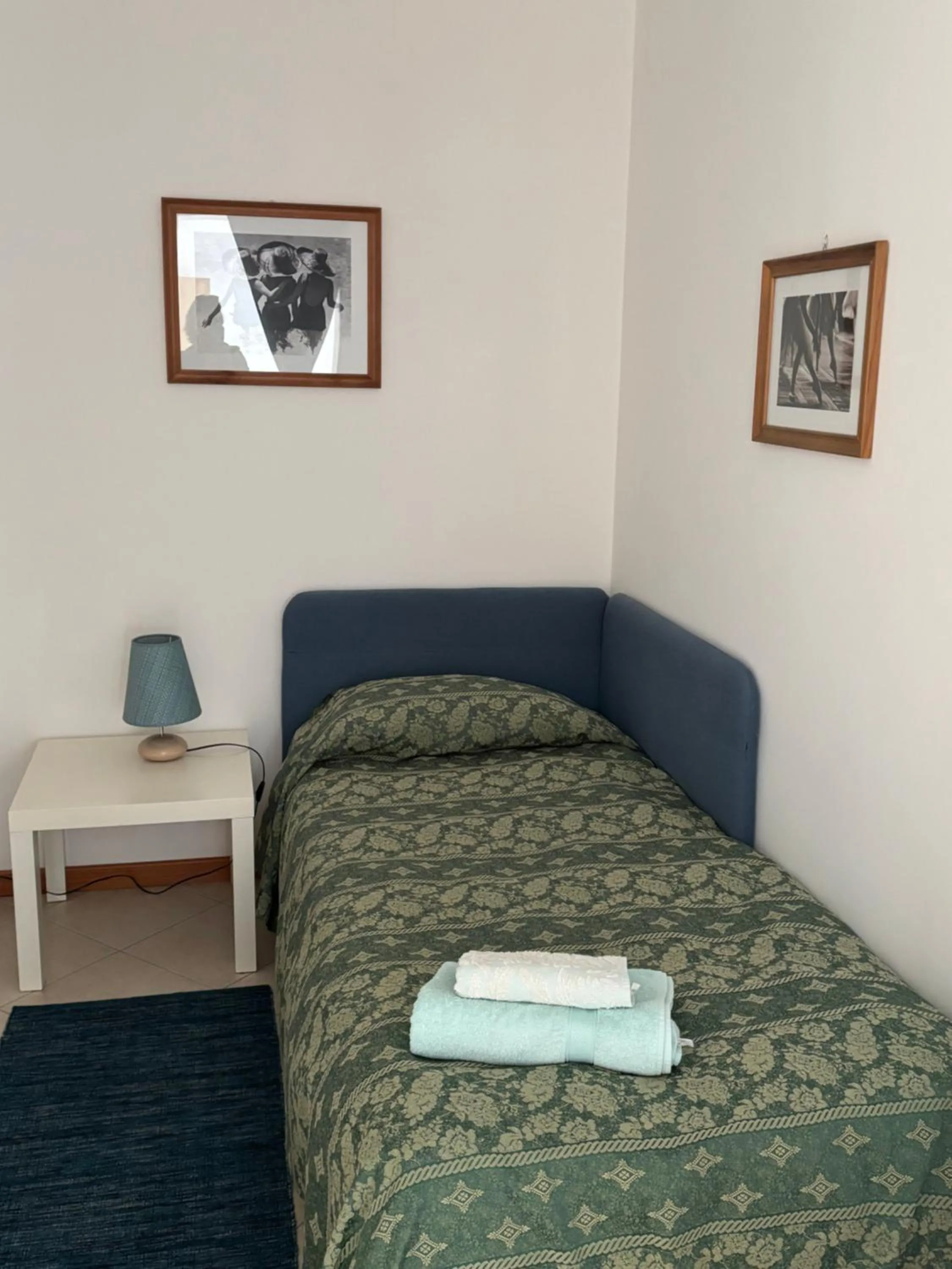 Bedroom, Bed in Ali