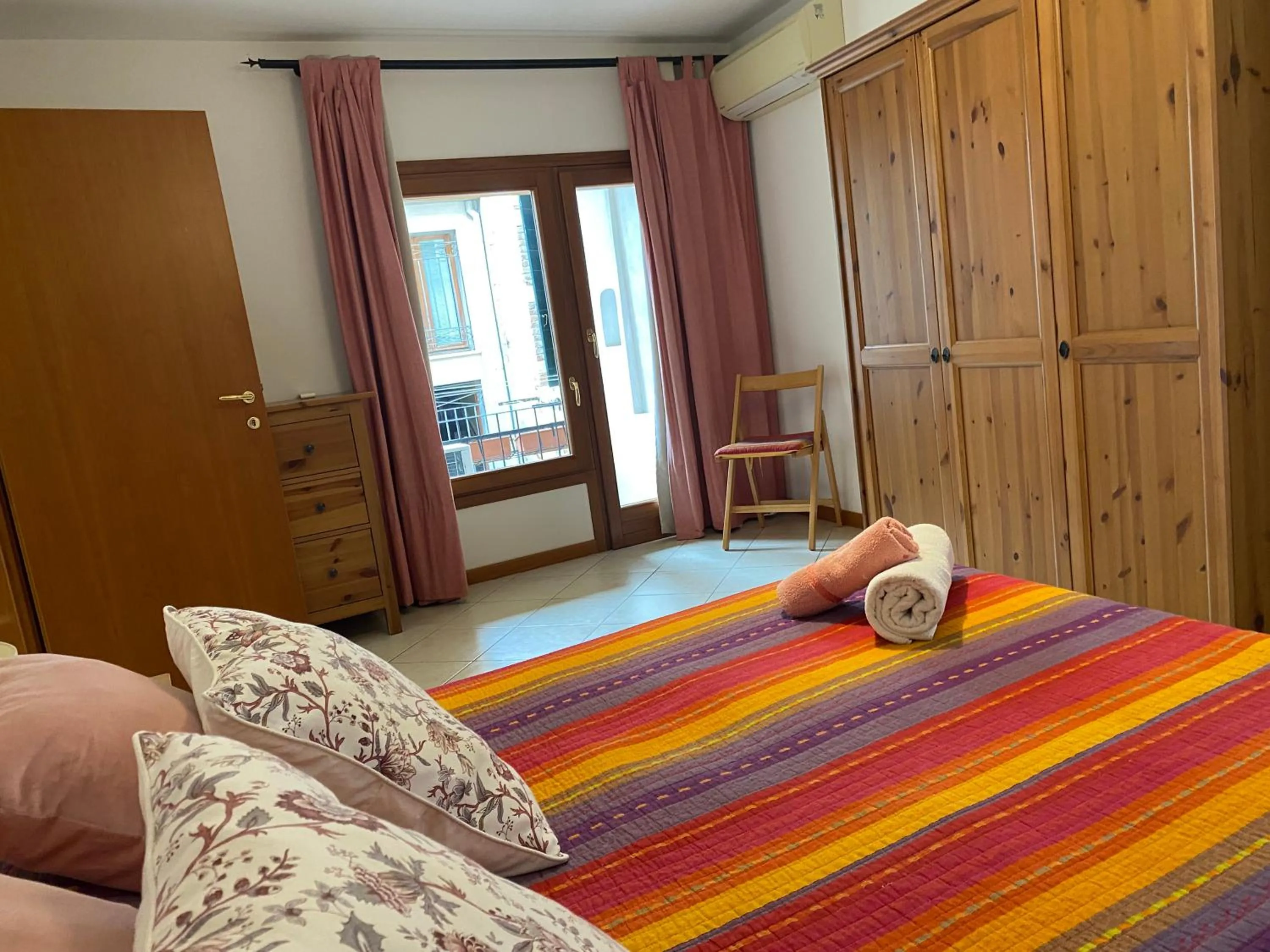 Bedroom, Bed in Ali