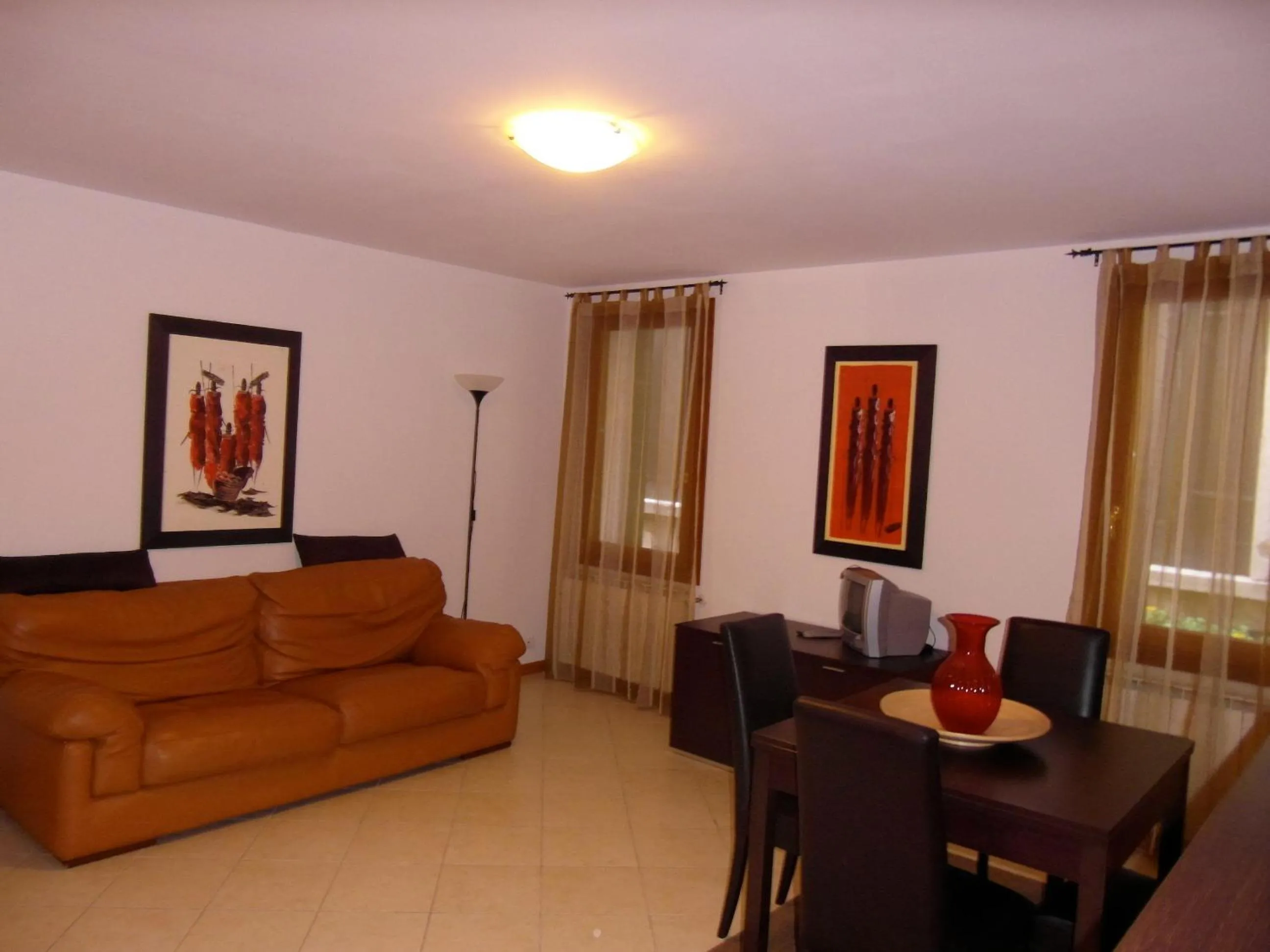 Communal lounge/ TV room in Ali