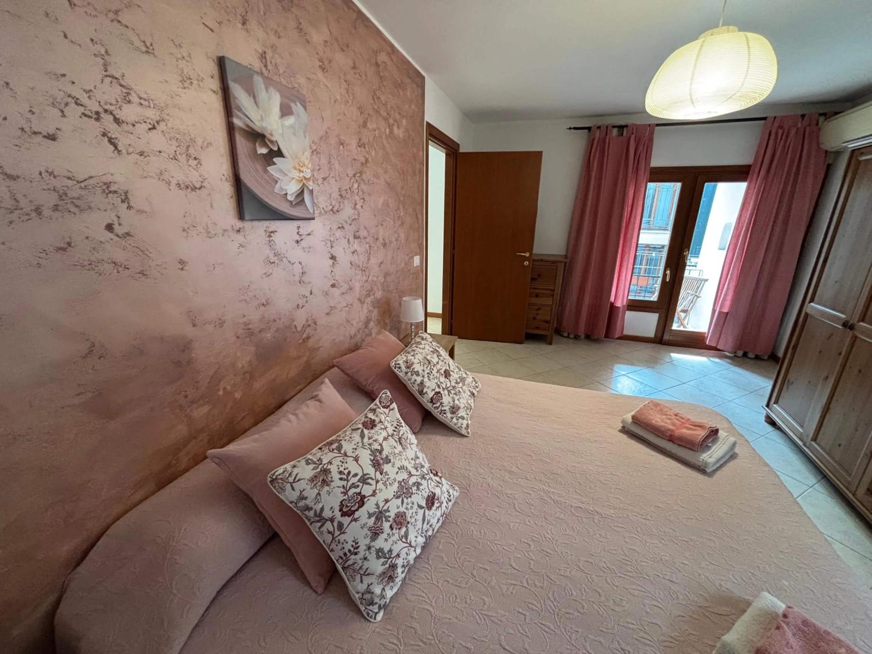 Photo of the whole room, Bed in Ali
