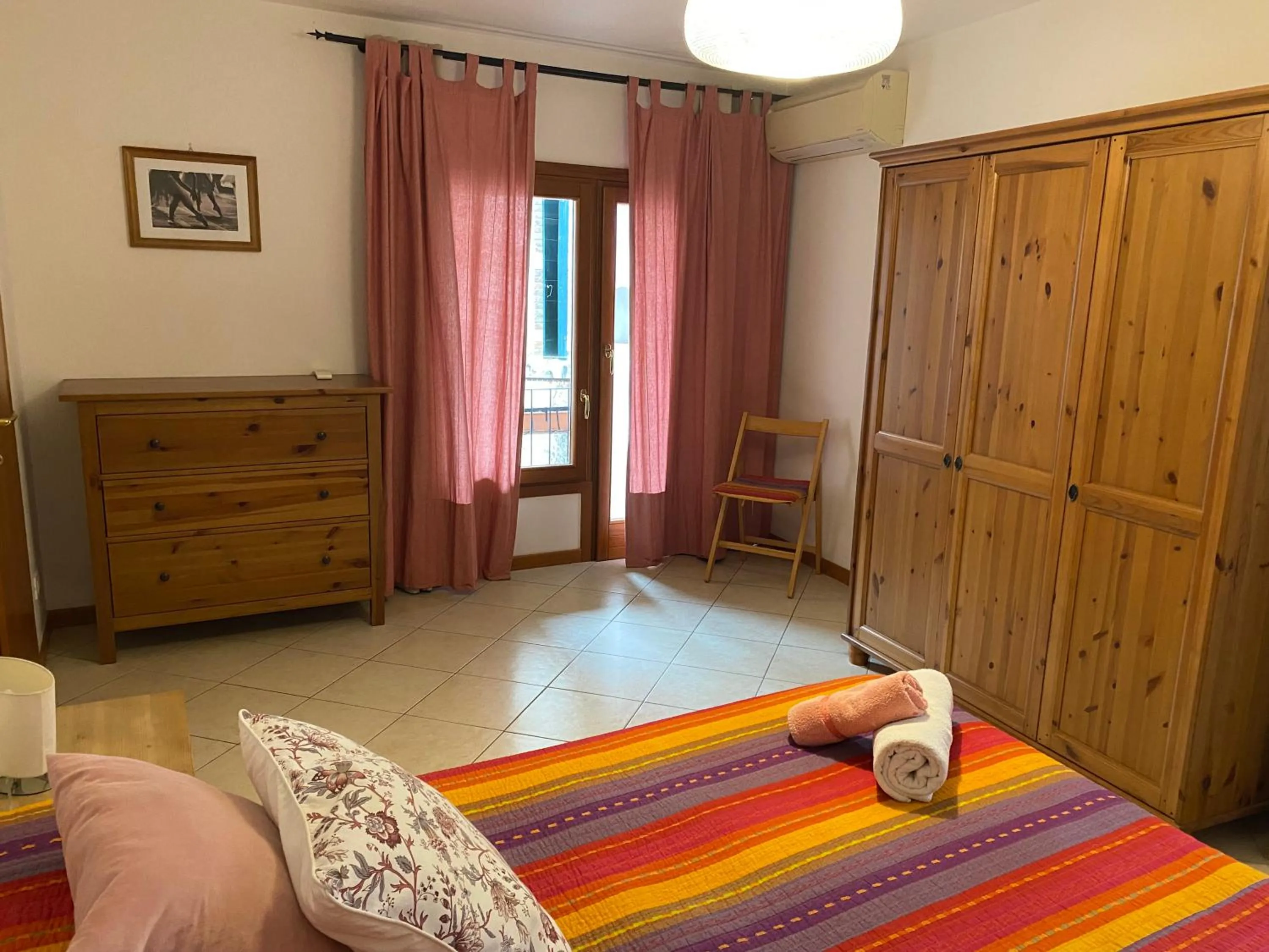 Bedroom, Bed in Ali