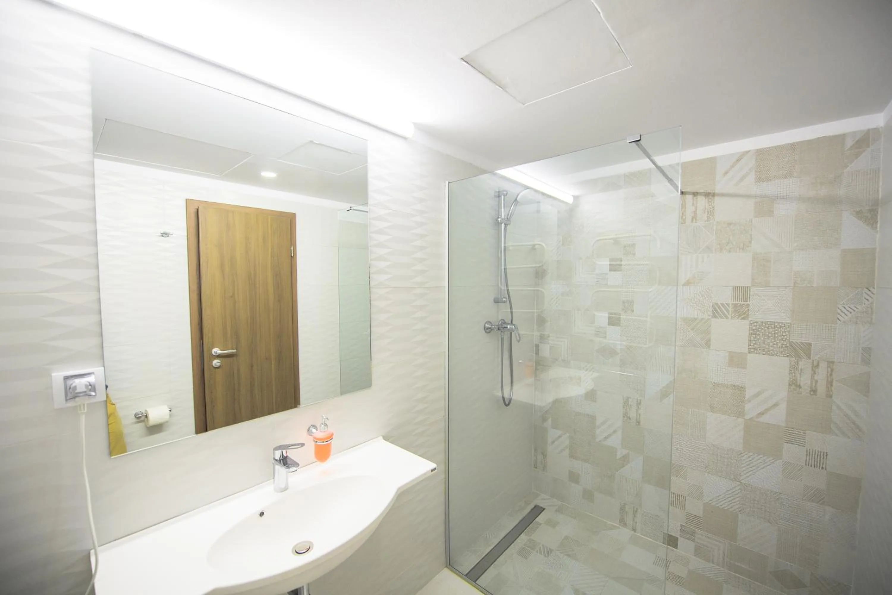 Shower in Hotel Piccadilly