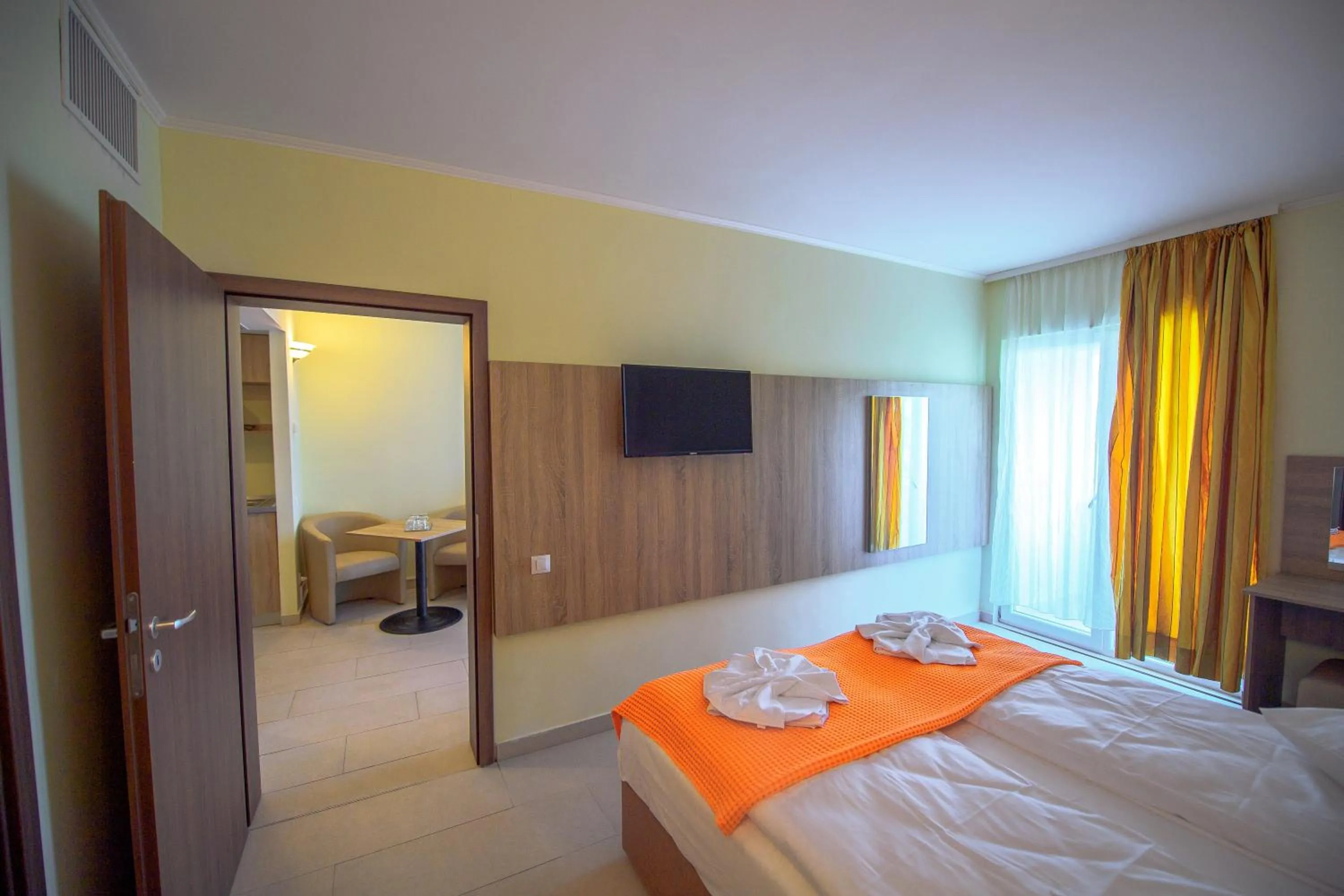 Photo of the whole room, Bed in Hotel Piccadilly