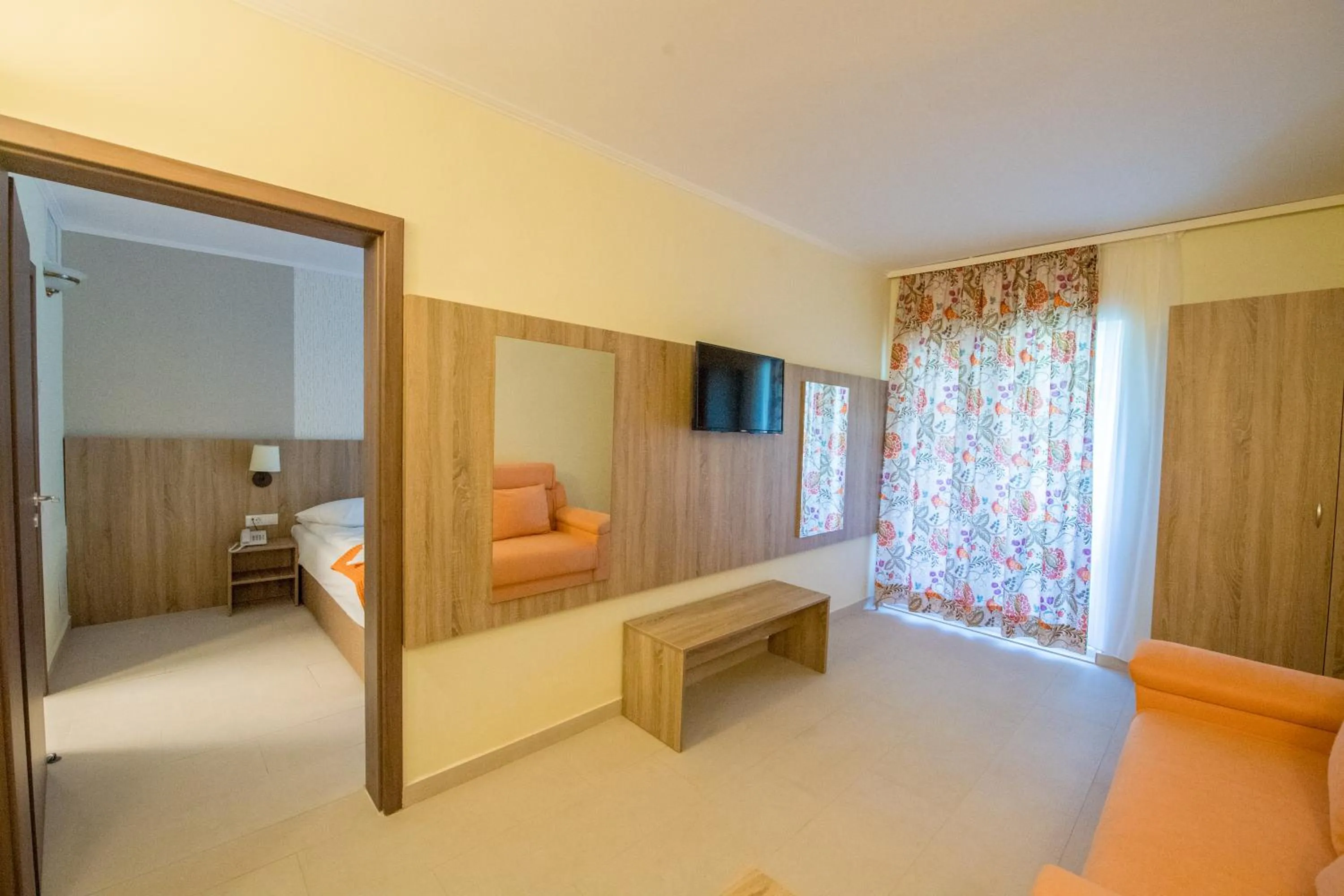 Living room, Bed in Hotel Piccadilly