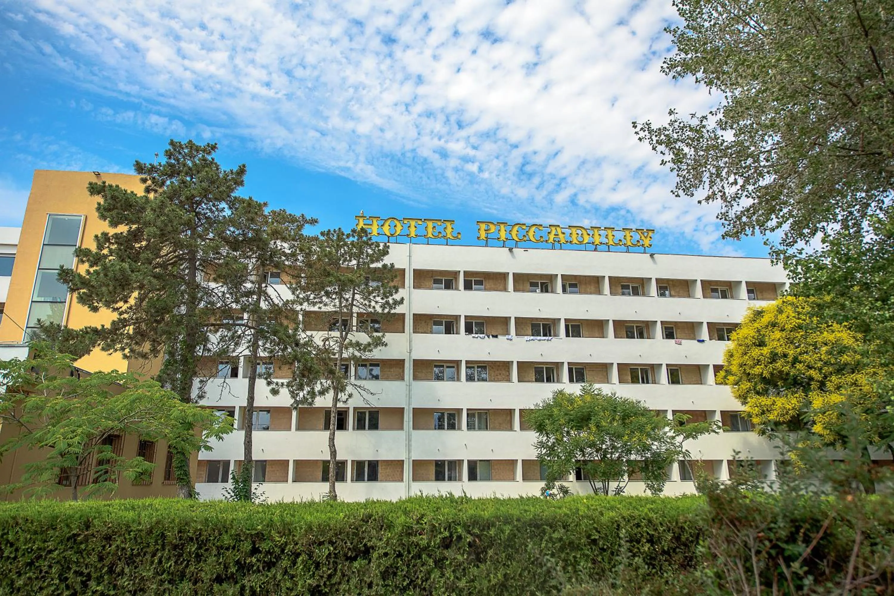 Property building in Hotel Piccadilly