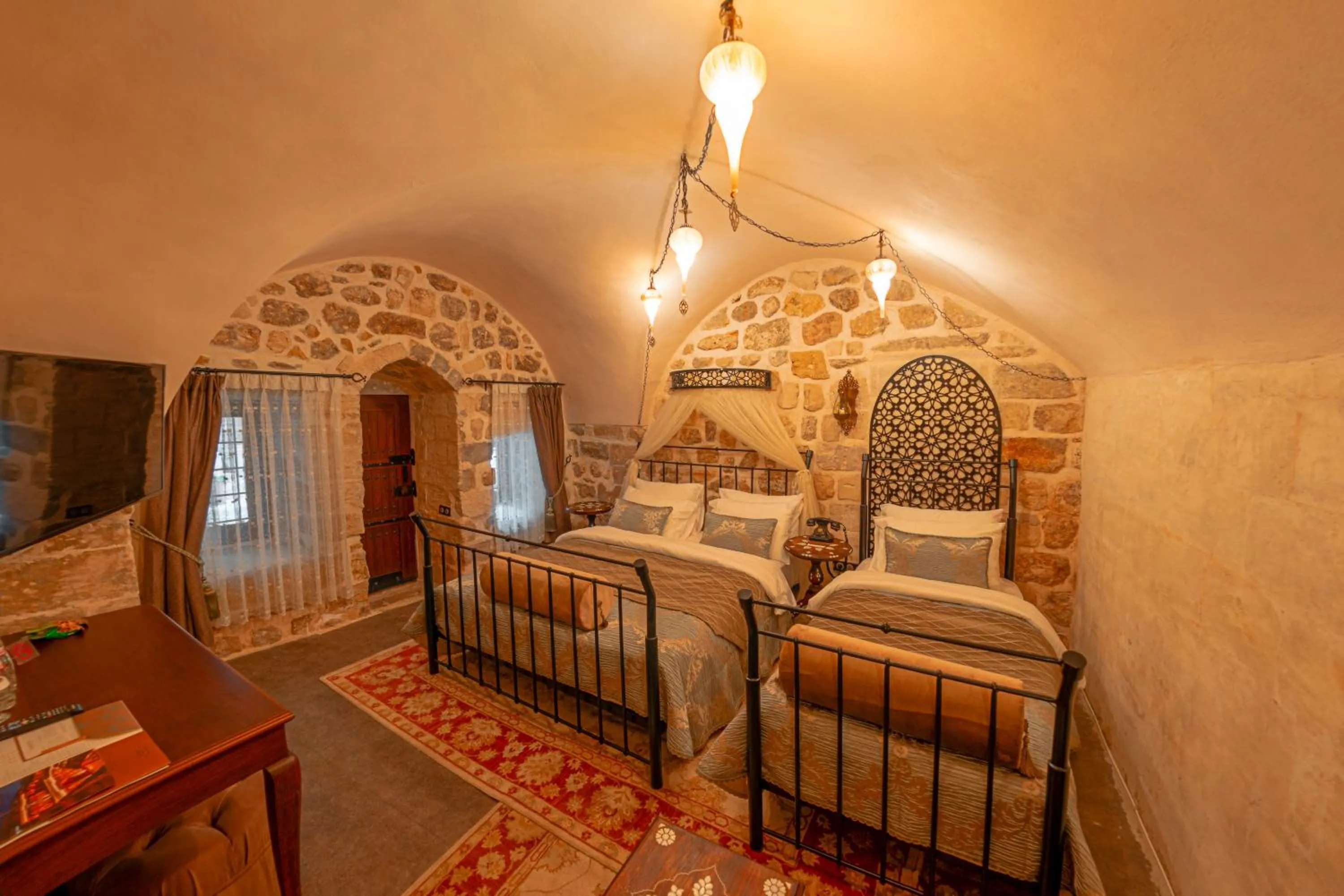 Photo of the whole room, Bed in Mardius Tarihi Konak
