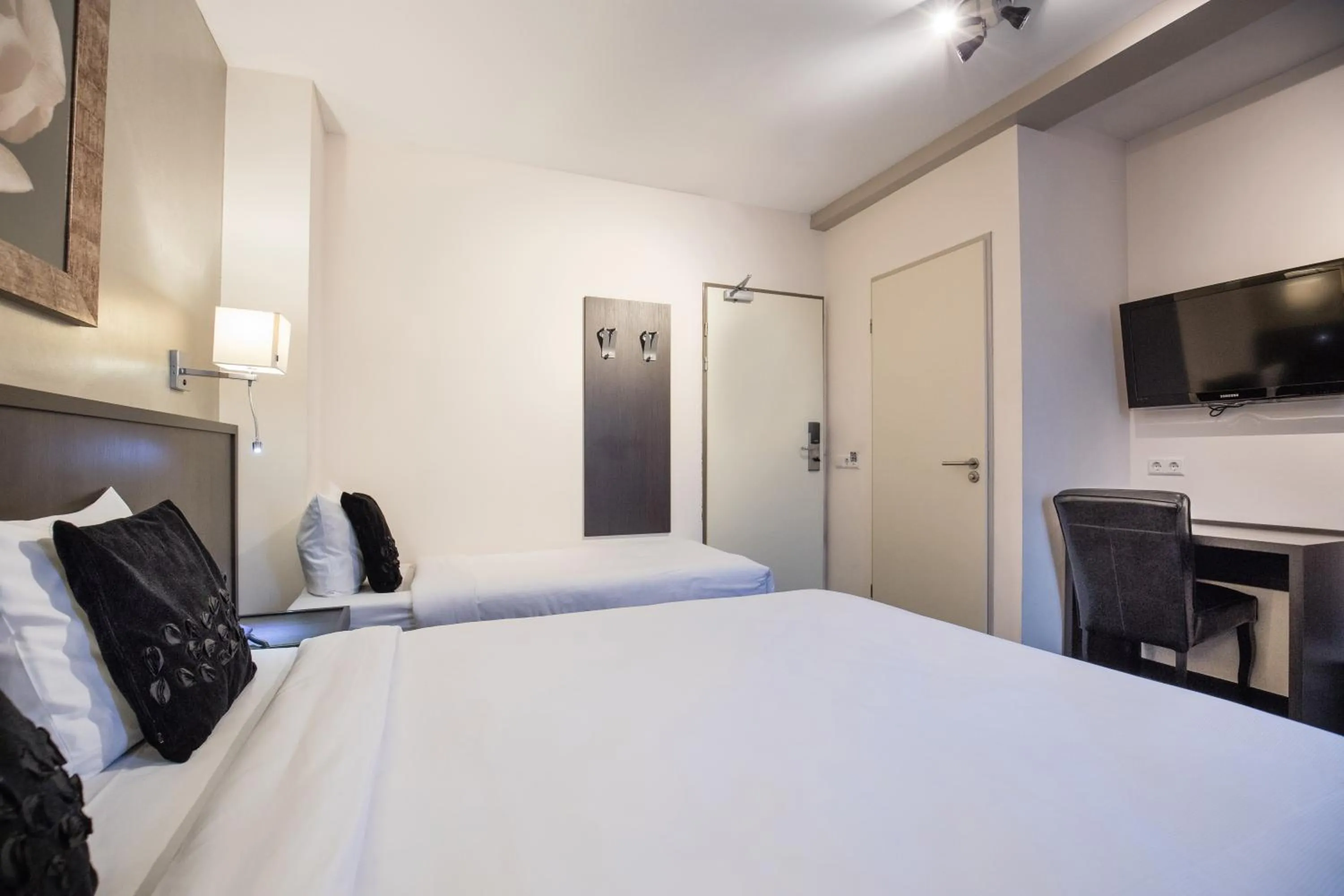 Photo of the whole room, Bed in Hotel de Duif Lisse - Keukenhof