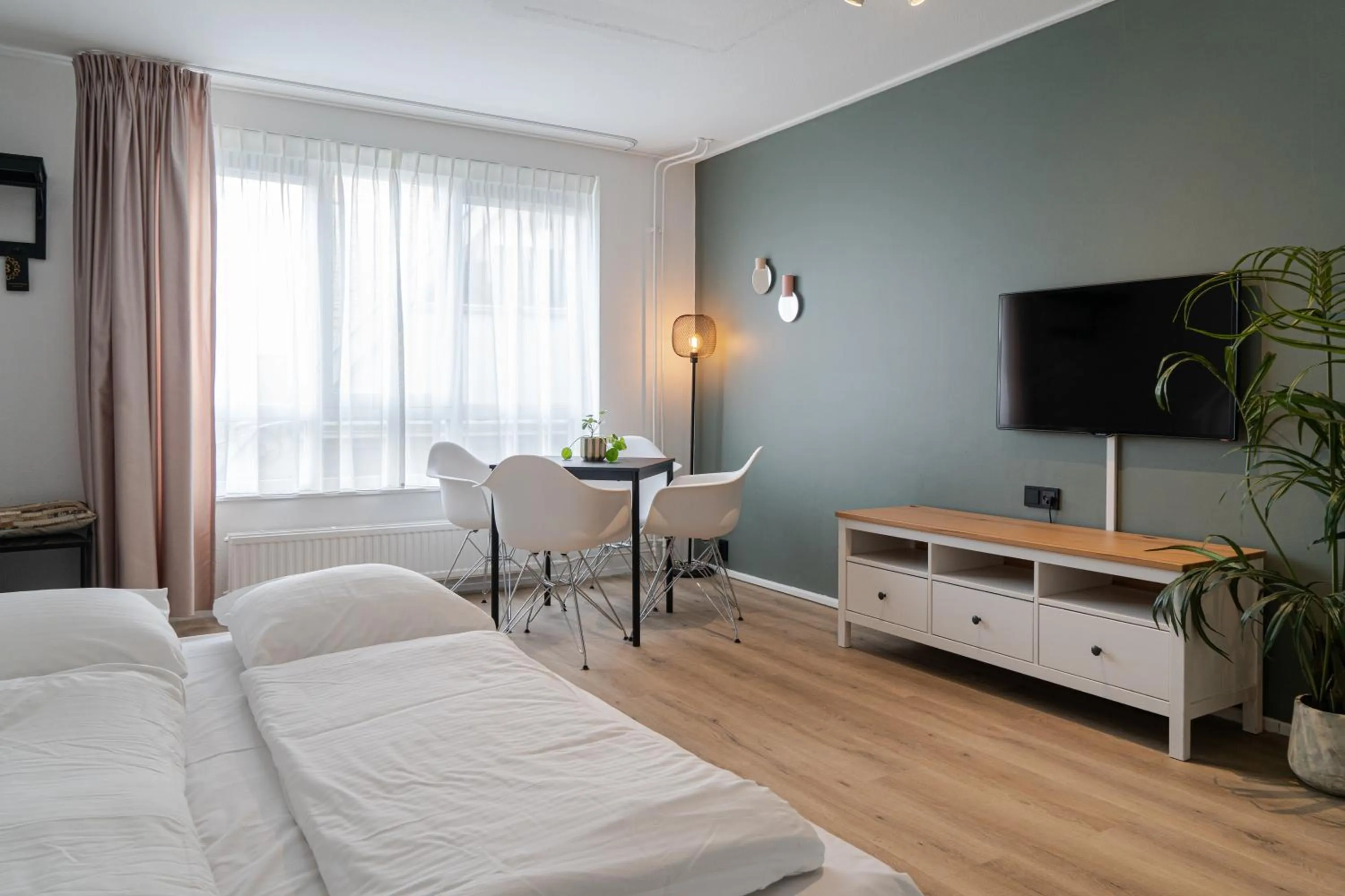 Communal lounge/ TV room, Bed in Hotel de Duif Lisse - Keukenhof