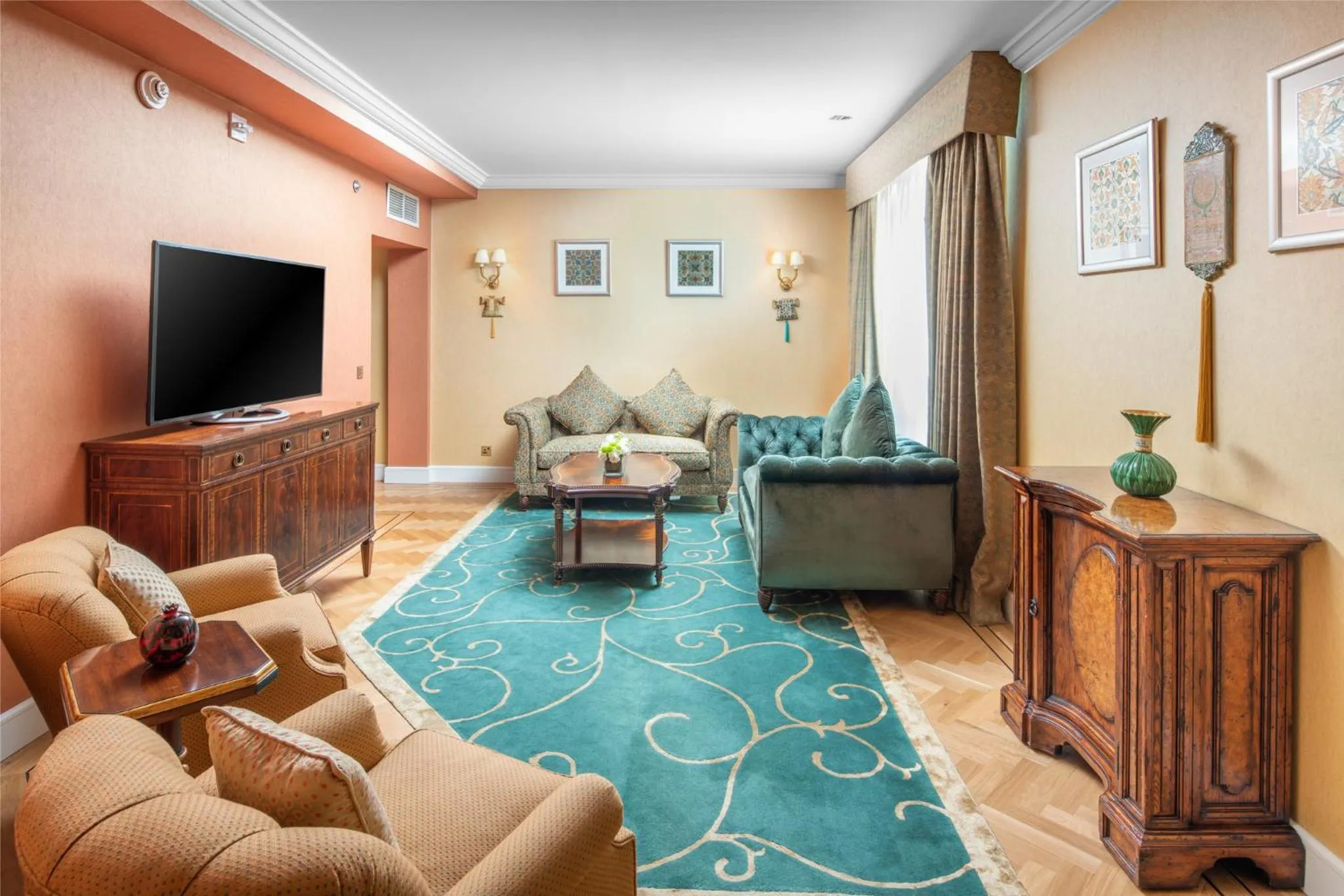 Communal lounge/ TV room in Anjum Makkah Hotel