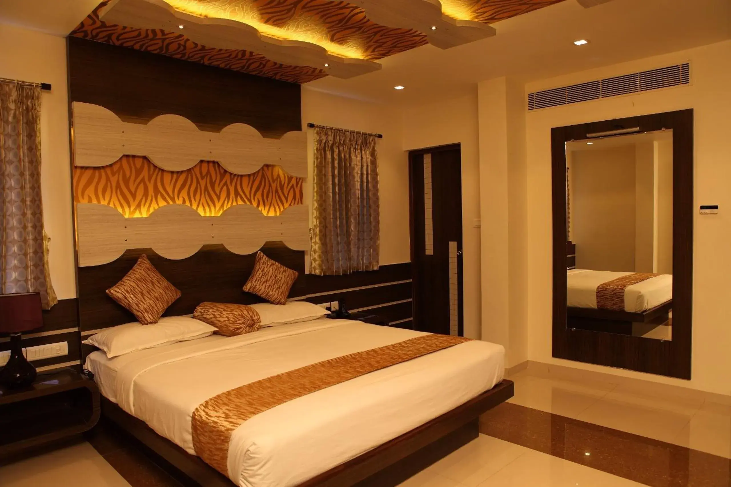 Photo of the whole room, Bed in SBS Grand Photo of the whole room, Bed in SBS Grand