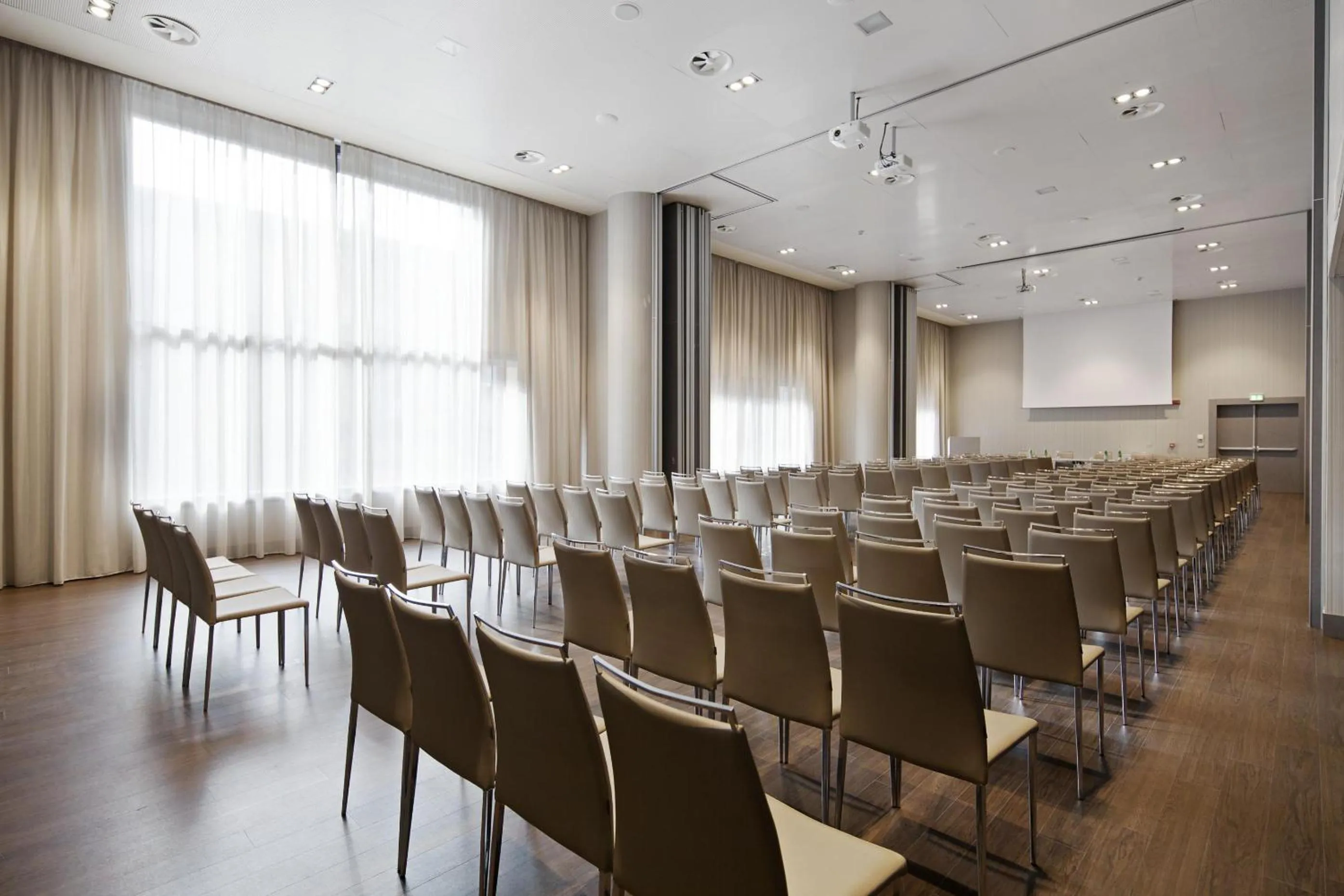 Meeting/conference room in NH Parma