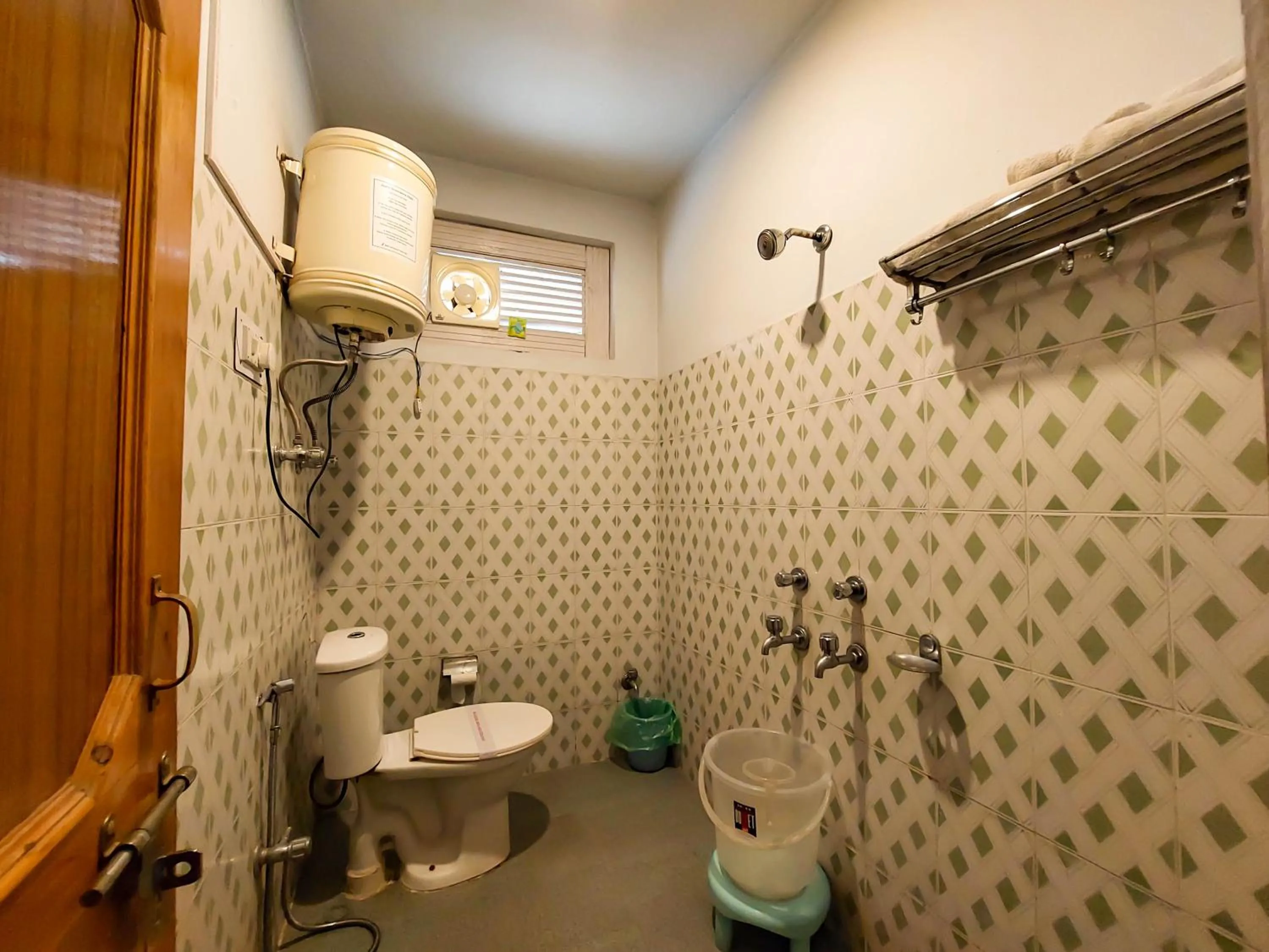 Shower in Ride At Hill-Nihal Hotel & Cottage