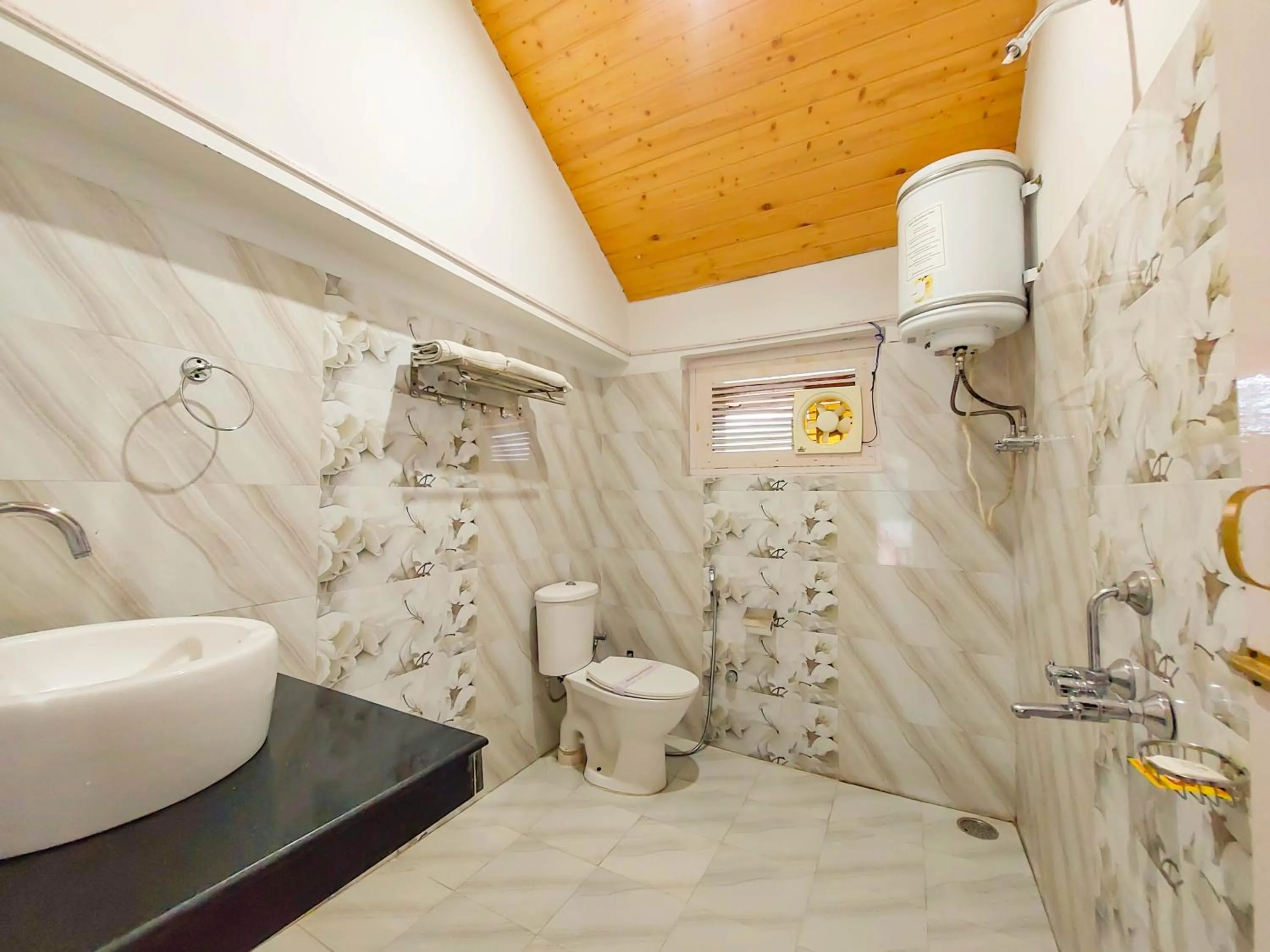 Shower in Ride At Hill-Nihal Hotel & Cottage