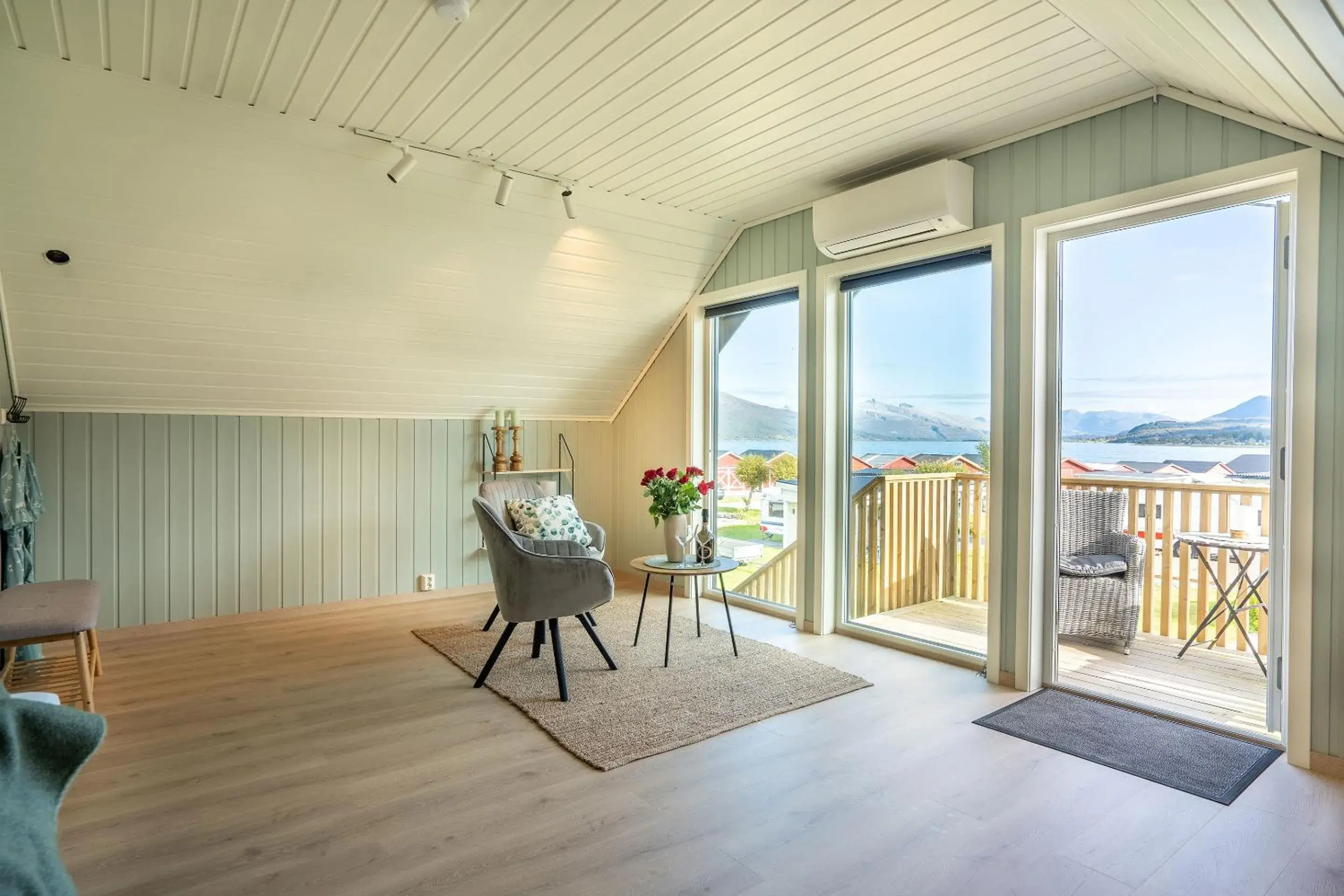 Deluxe Double Room With Balcony and Sea View in Topcamp Havblikk - Helgeland Deluxe Double Room With Balcony and Sea View in Topcamp Havblikk - Helgeland