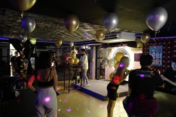 Restaurant/places to eat in Varindavan Park Serviced Residence