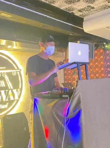 Restaurant/places to eat in Varindavan Park Serviced Residence