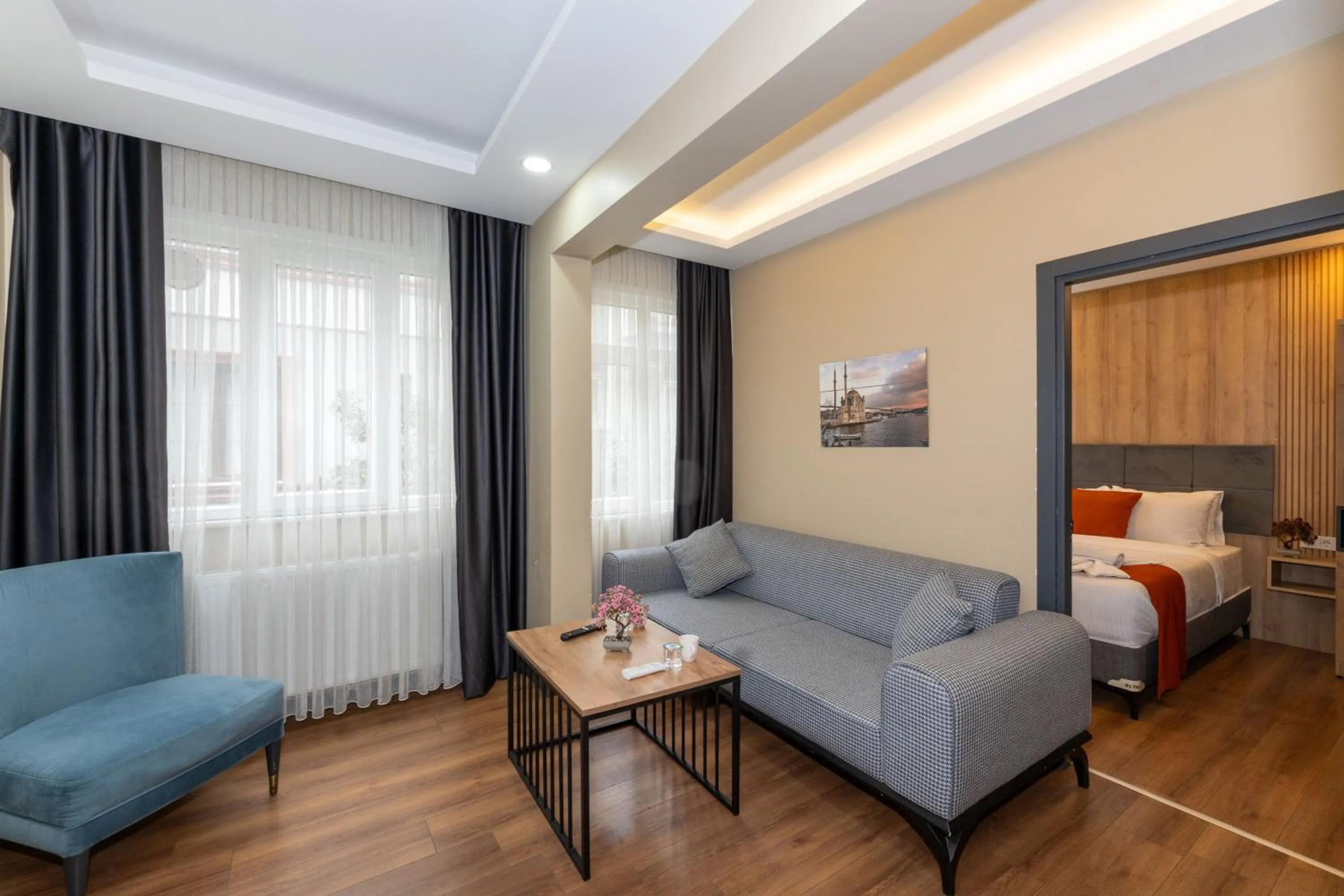 Communal lounge/ TV room, Bed in hotel La Vitrine