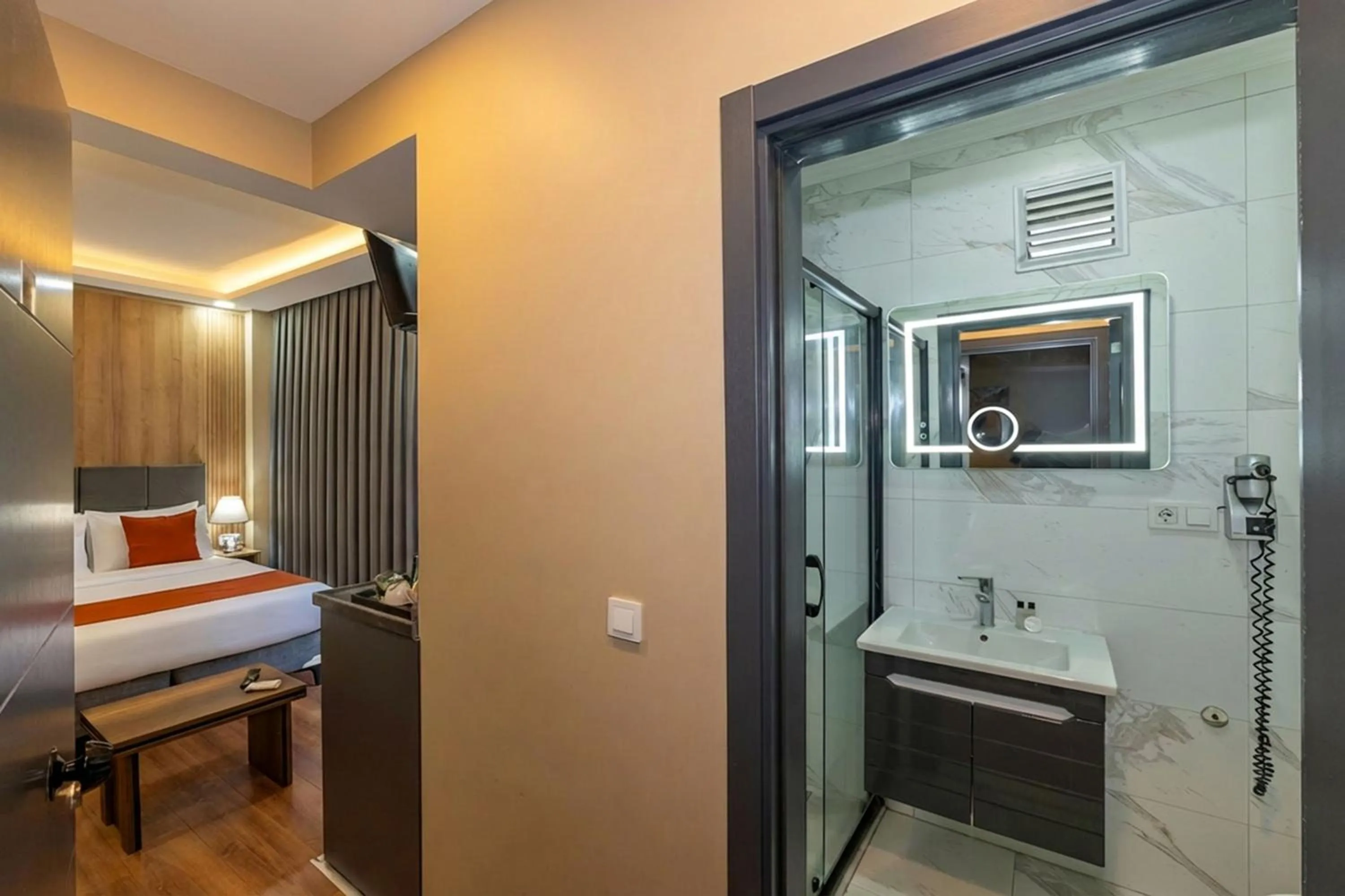 Bathroom, Bed in hotel La Vitrine