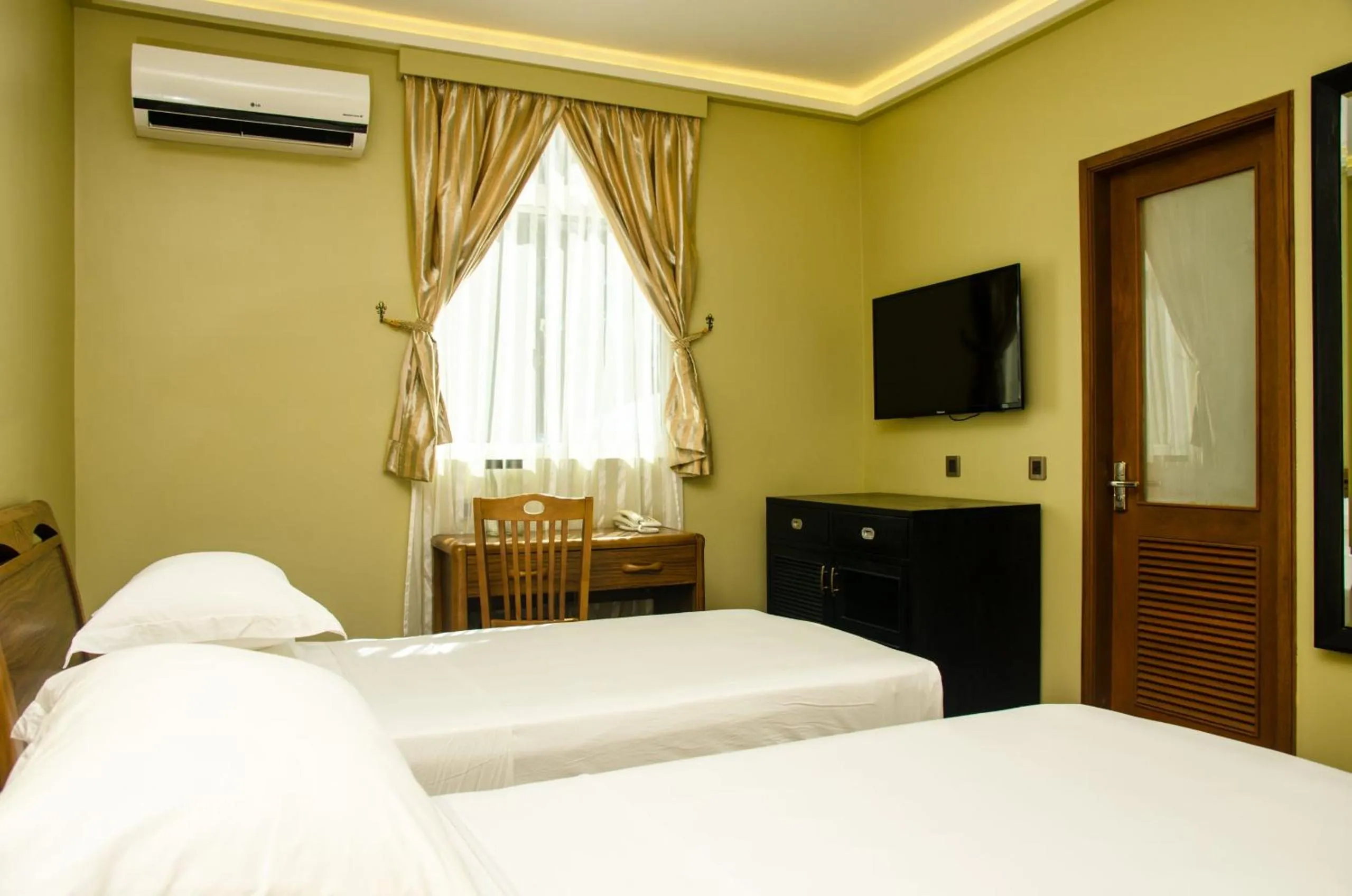 air conditioner, Bed in Fuvahmulah Central Hotel