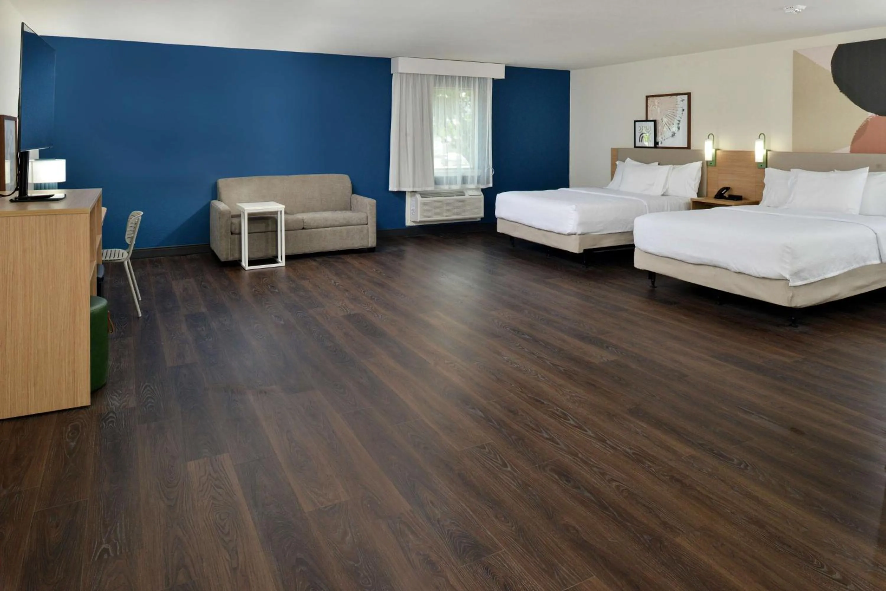 Living room, Bed in Spark By Hilton Dallas Medical District Love Field