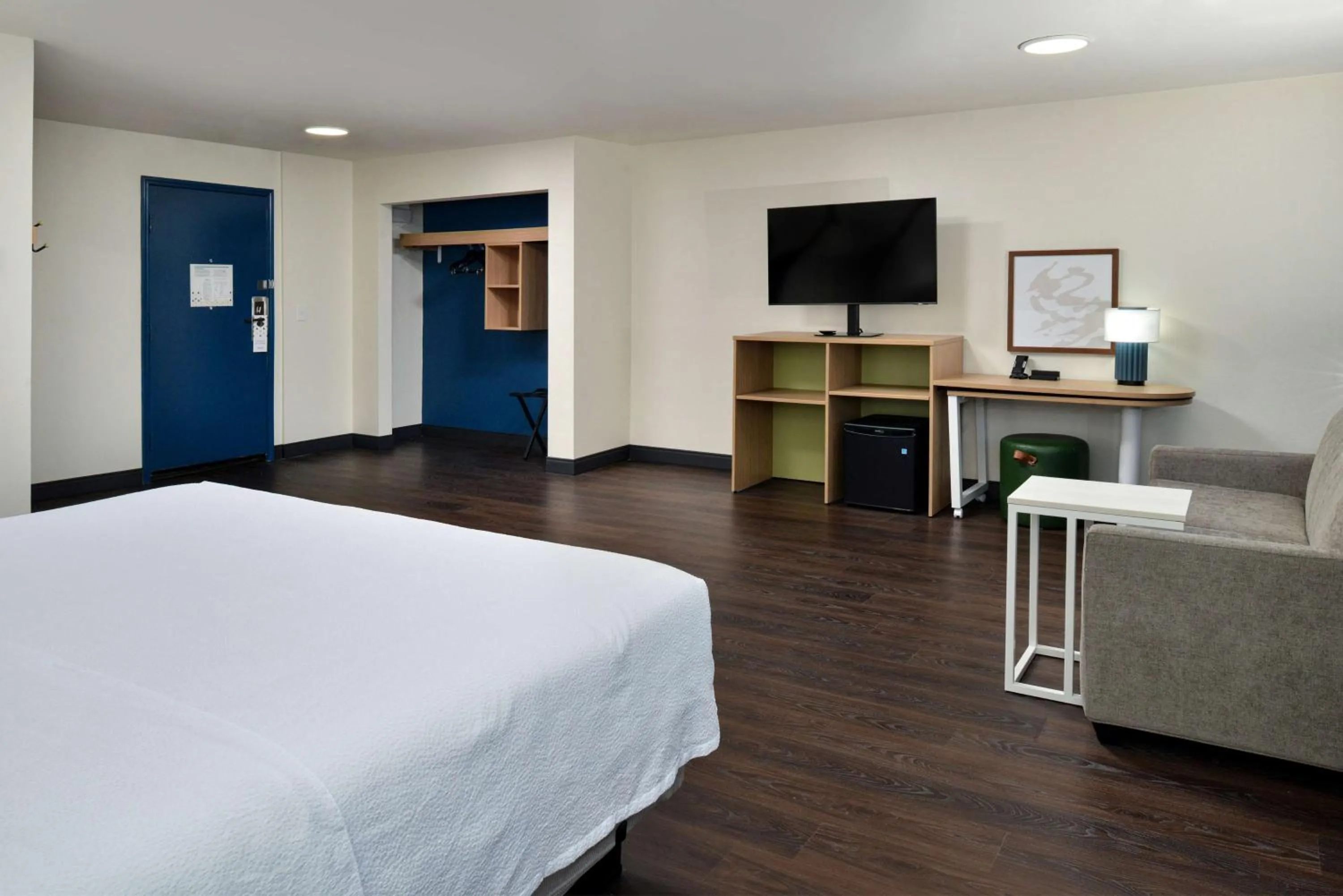 Living room, Bed in Spark By Hilton Dallas Medical District Love Field