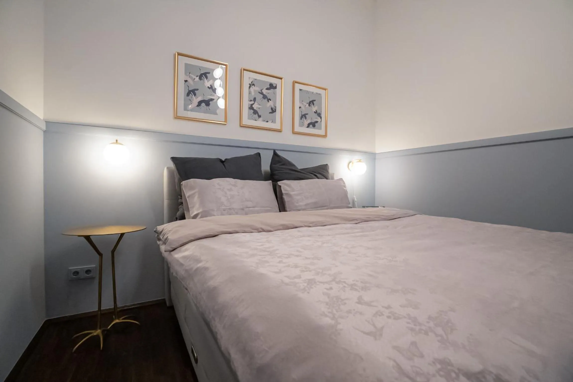 Bed in Designer Loft-Ferienwohnung im Zentrum mit Tiefgaragen-Parkplatz, Waschmaschine und Privatterrasse