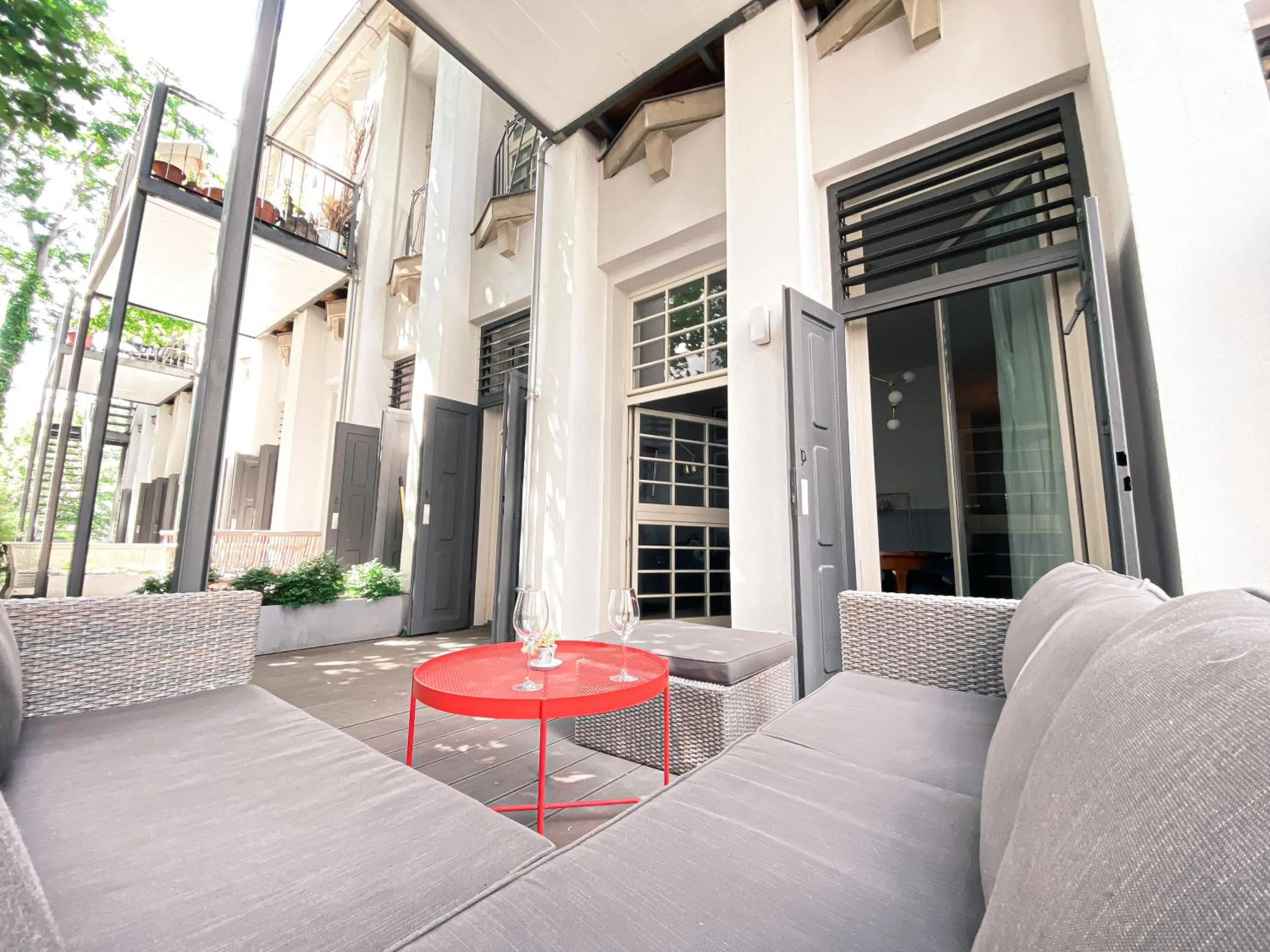 Patio in Designer Loft-Ferienwohnung im Zentrum mit Tiefgaragen-Parkplatz, Waschmaschine und Privatterrasse