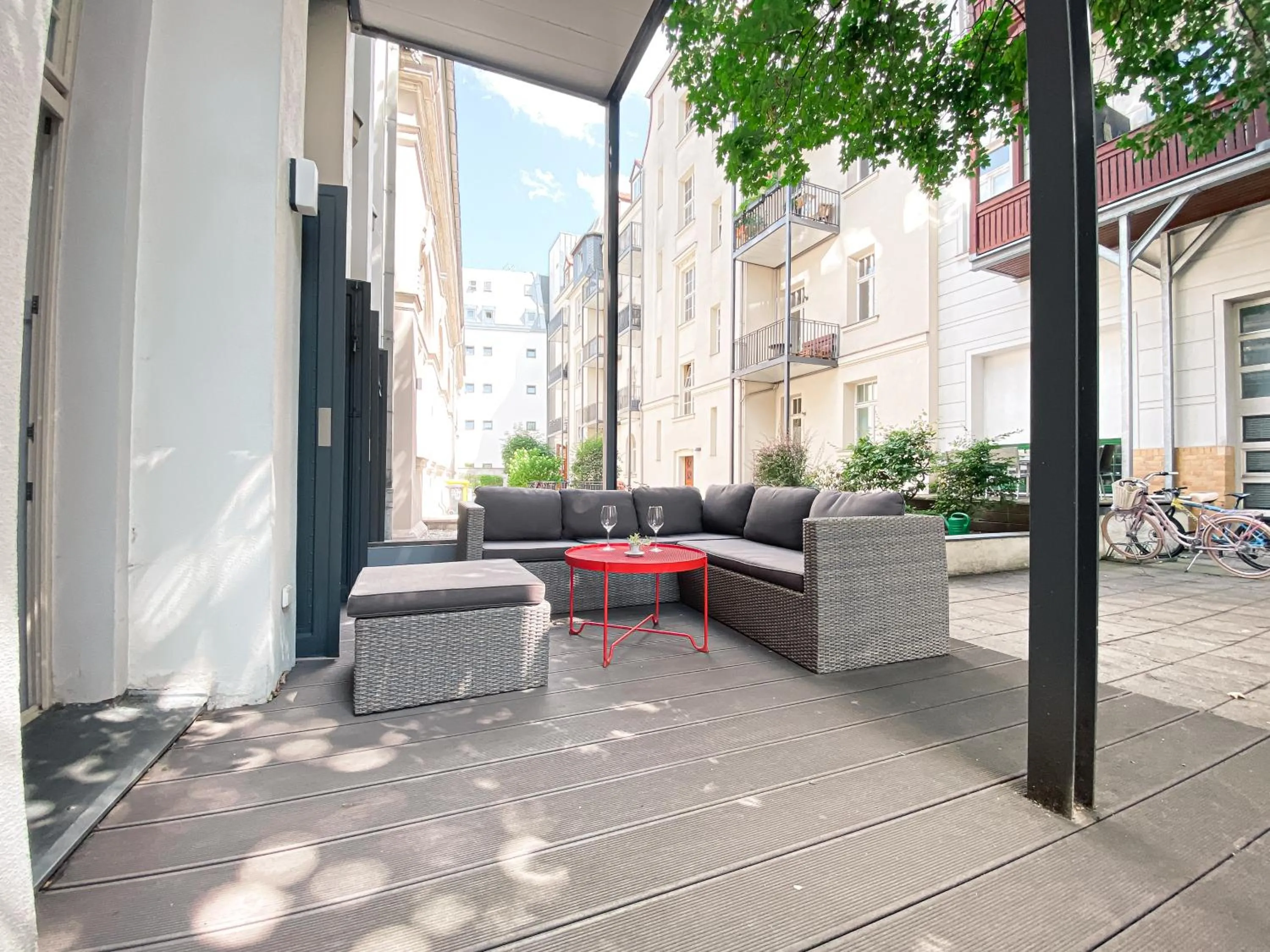 Property building in Designer Loft-Ferienwohnung im Zentrum mit Tiefgaragen-Parkplatz, Waschmaschine und Privatterrasse