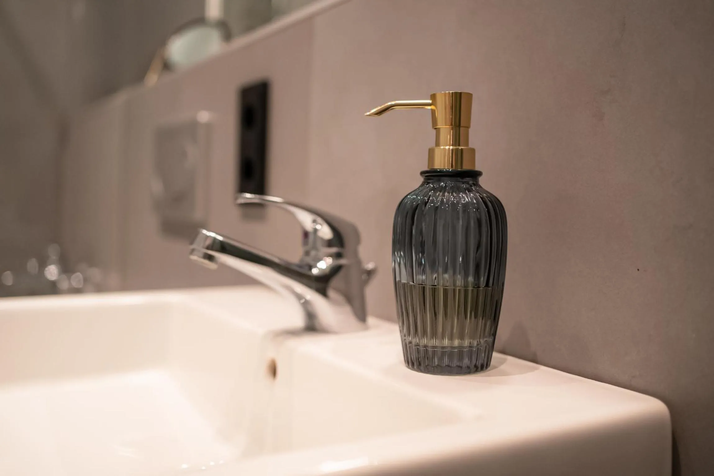 Bathroom in Designer Loft-Ferienwohnung im Zentrum mit Tiefgaragen-Parkplatz, Waschmaschine und Privatterrasse